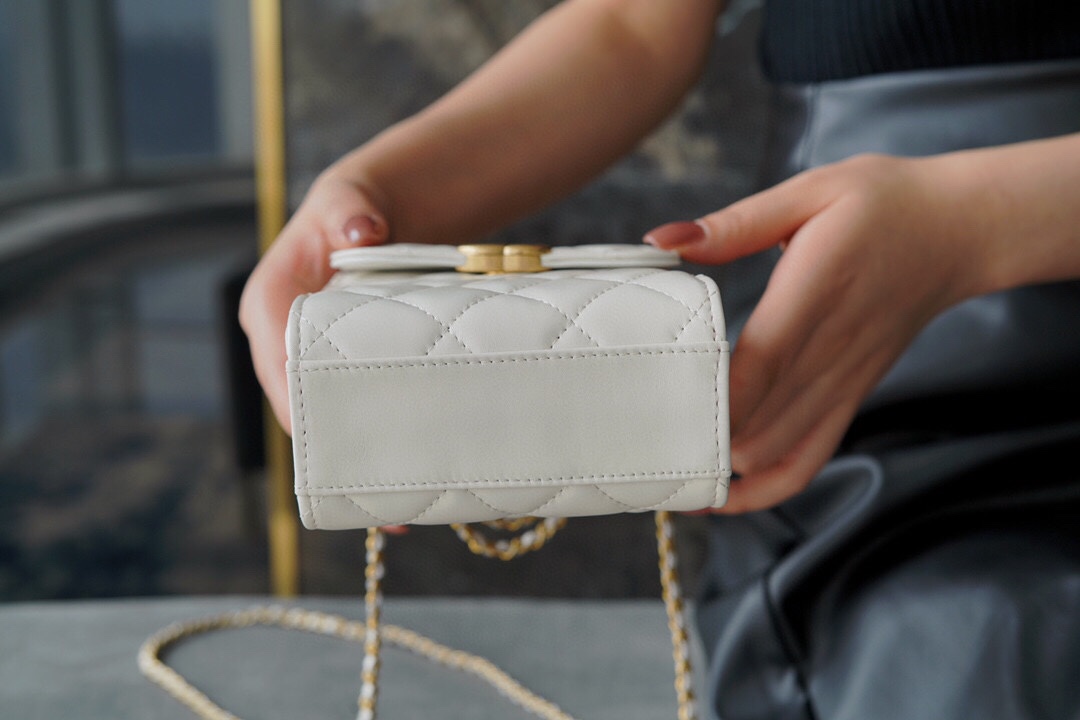 𝗖𝗛𝗔𝗘𝗡𝗟✦2021 Early Autumn New Double Ball Phone Bag 🤍 White