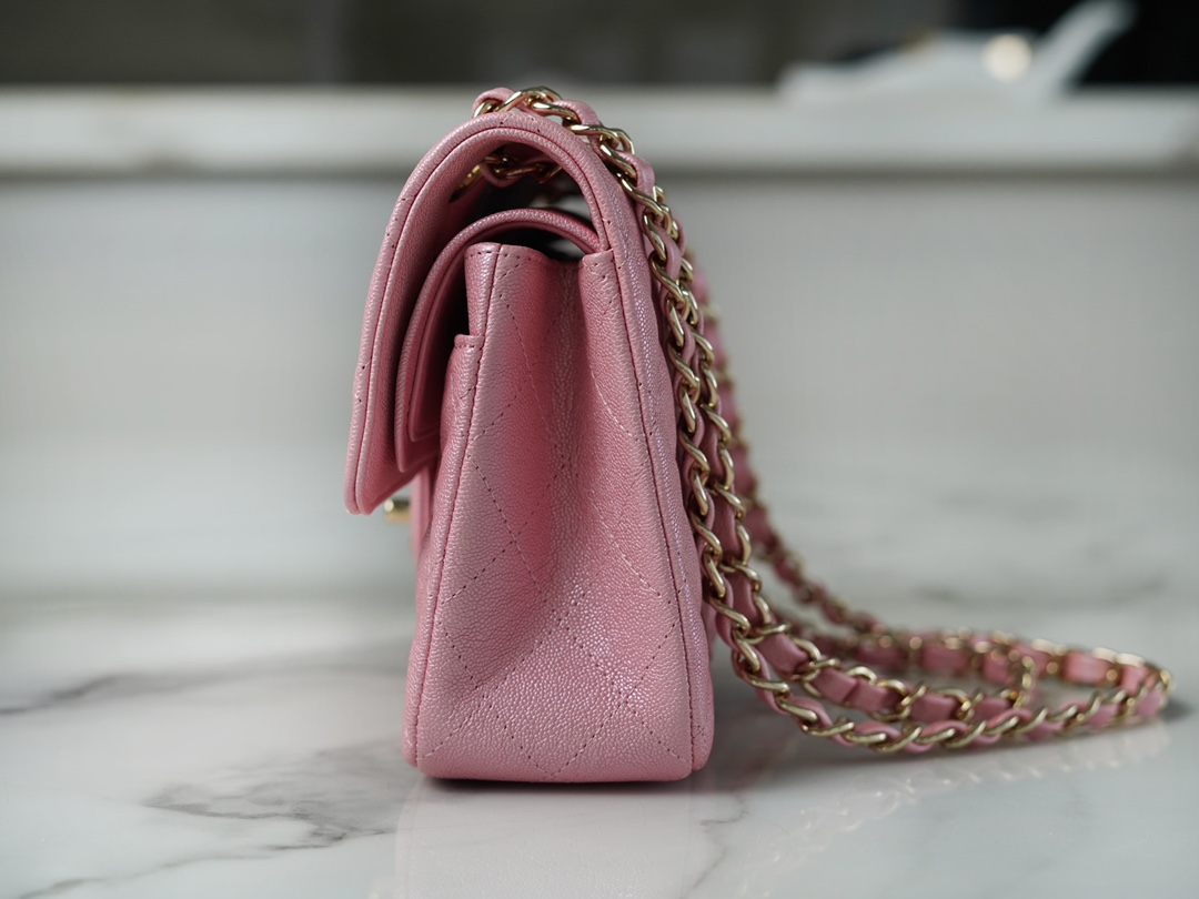 𝐂𝐇𝐀𝐍𝐄𝐋 Classic Flap washed cowhide is made from the most delicate newborn calf Washed fetal cow Jr. pearlescent powder 🌸