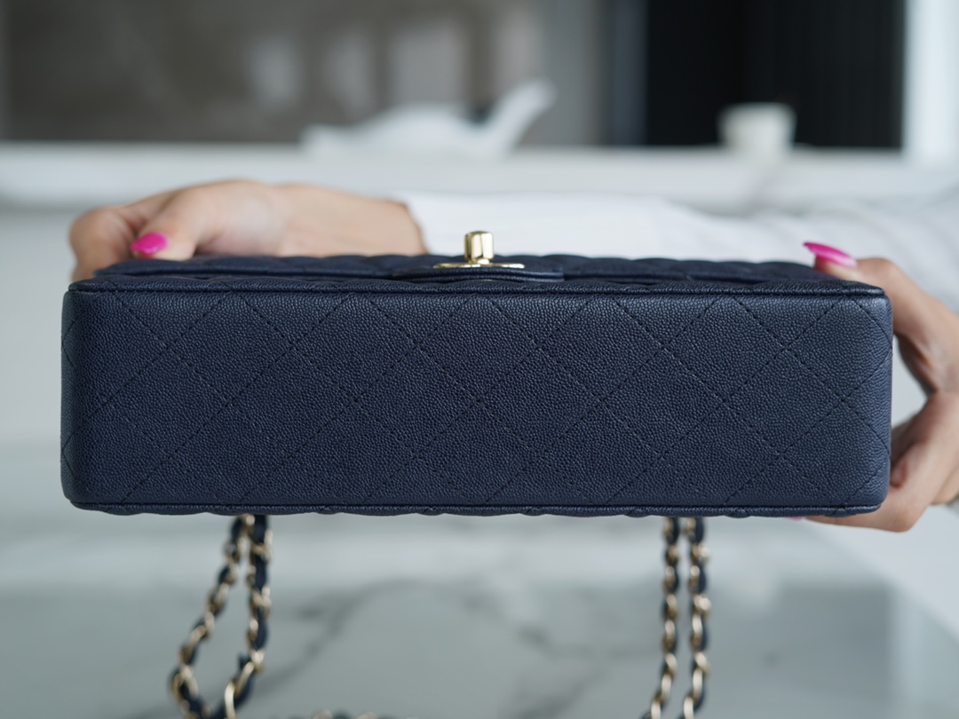 𝐂𝐇𝐀𝐍𝐄𝐋 Classic Flap washed cowhide is made from the most delicate newborn calves Washed fetal cow Medium Dark Blue🪁