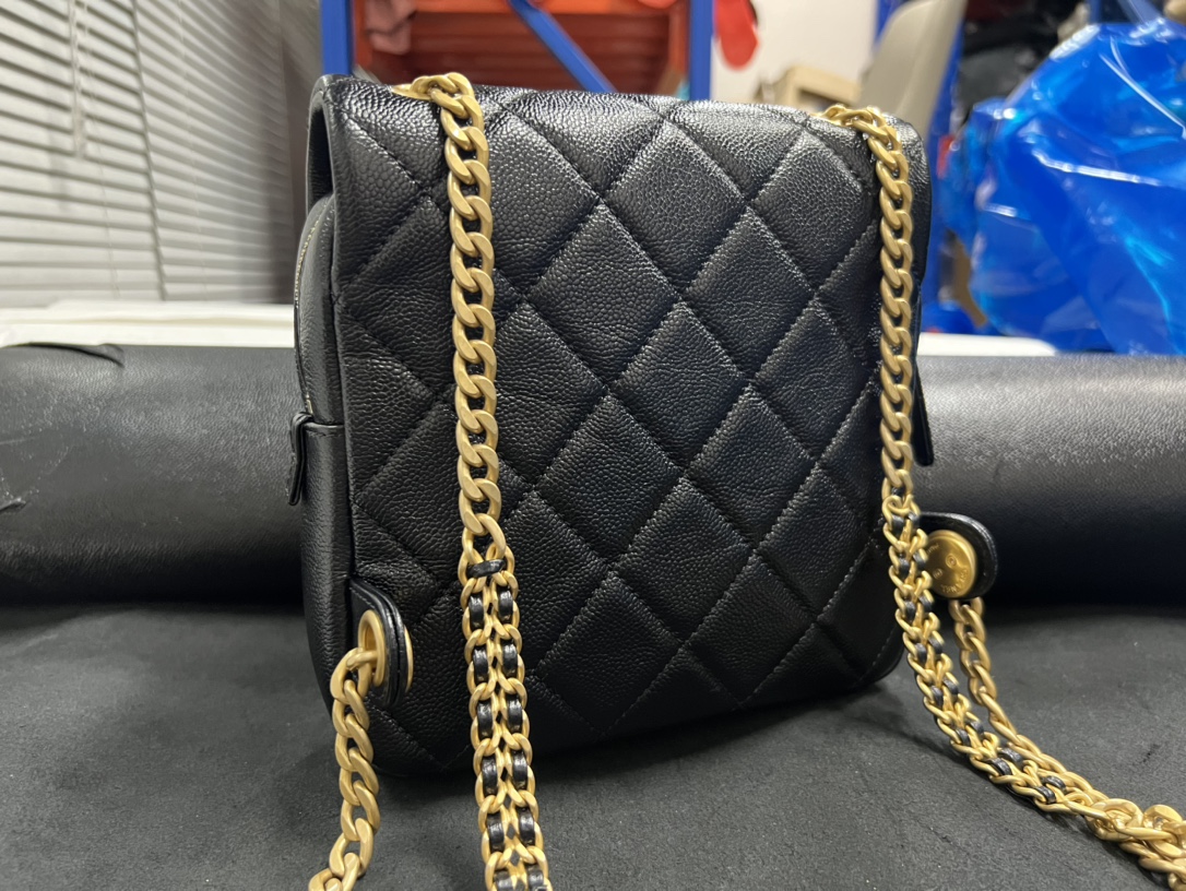 𝗖𝗛𝗔𝗘𝗡𝗟✦ 22P Retro Black Backpack Genuine Leather