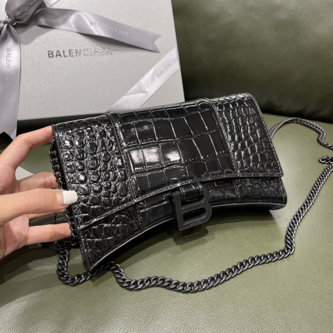 BALENCIAGA 𝐇𝐨𝐮𝐫𝐠𝐥𝐚𝐬𝐬 𝐰𝐚𝐥𝐥𝐞𝐭 𝐨𝐧 𝐜𝐡𝐚𝐢𝐧 ⏳ ▪️ crocodile print black buckle