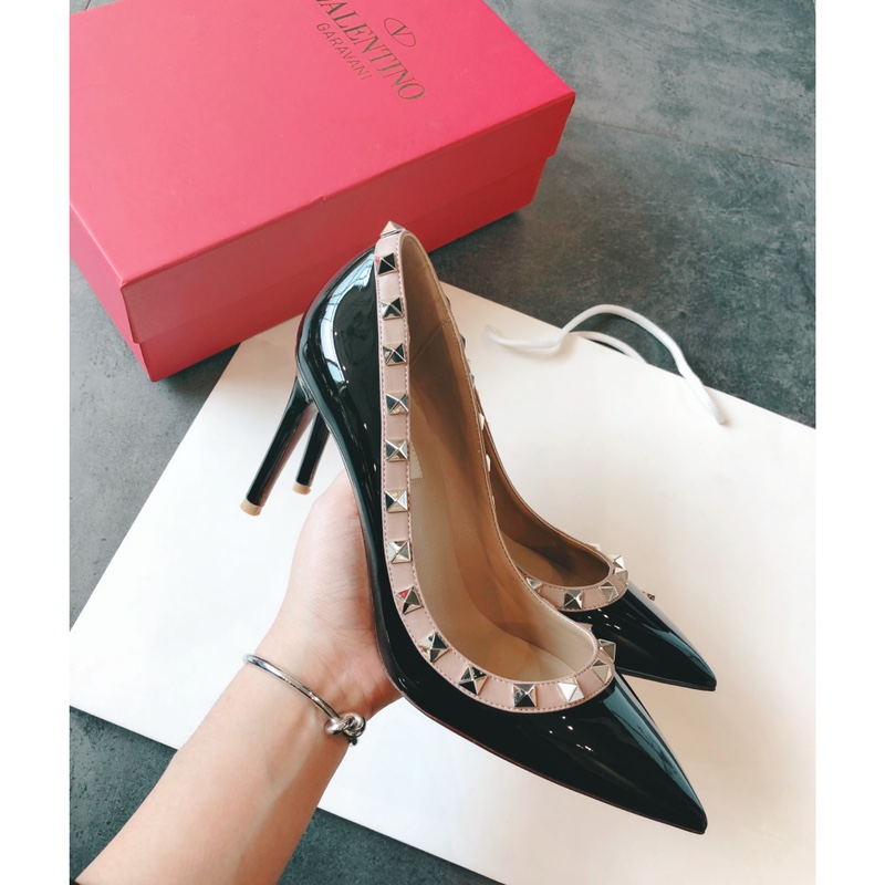 Valentino recommends this studded shoes once launched, the fashion It Girl starry-eyed pursuit