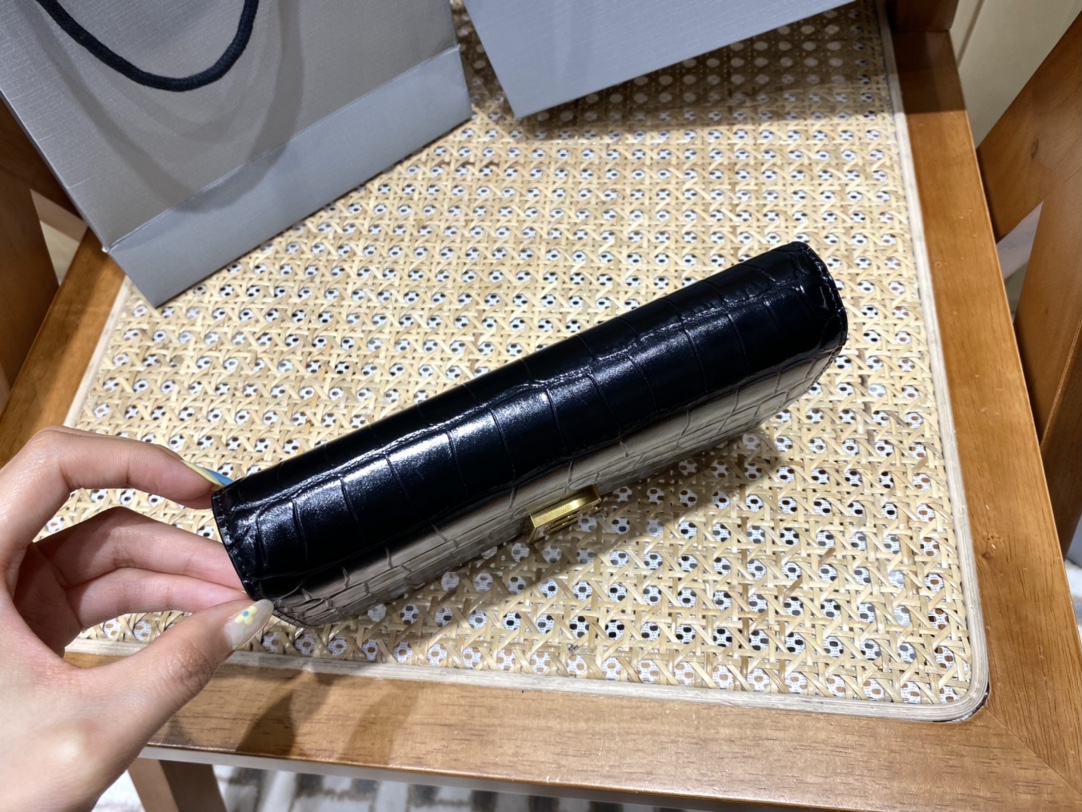 BALENCIAGA 𝘄𝗮𝗹𝗹𝗲𝘁 𝗼𝗻 𝗰𝗵𝗮𝗶𝗻 ▪️ crocodile print black gold buckle