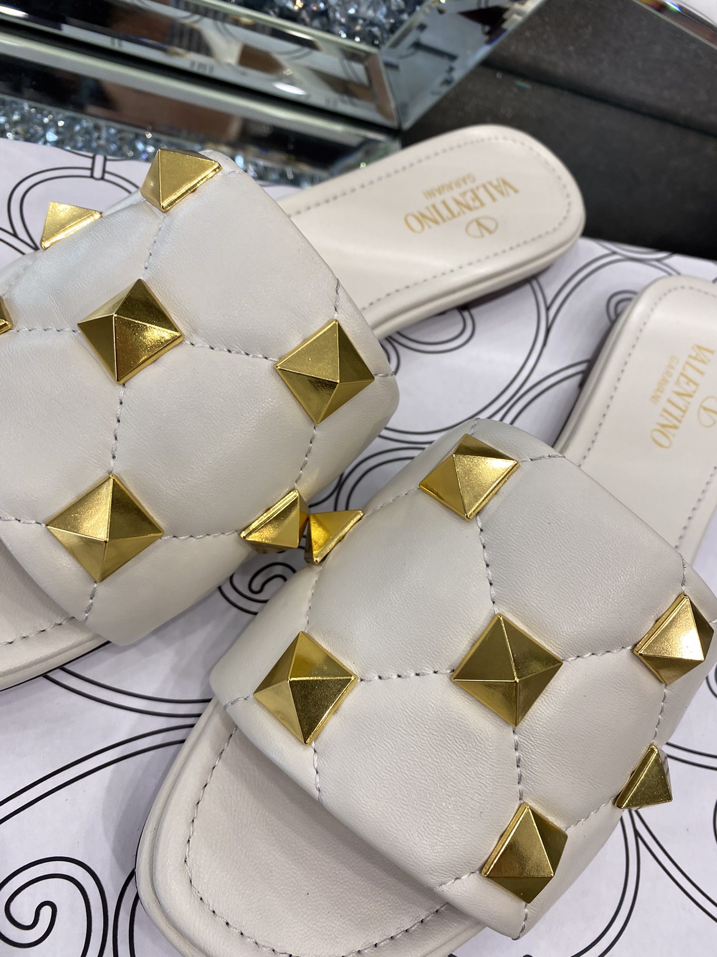 【Valentino】𝟐𝟎𝟐𝟏/𝐒𝐒 𝐧𝐞𝐰 The latest counter series, perfect details, very bright show series launched