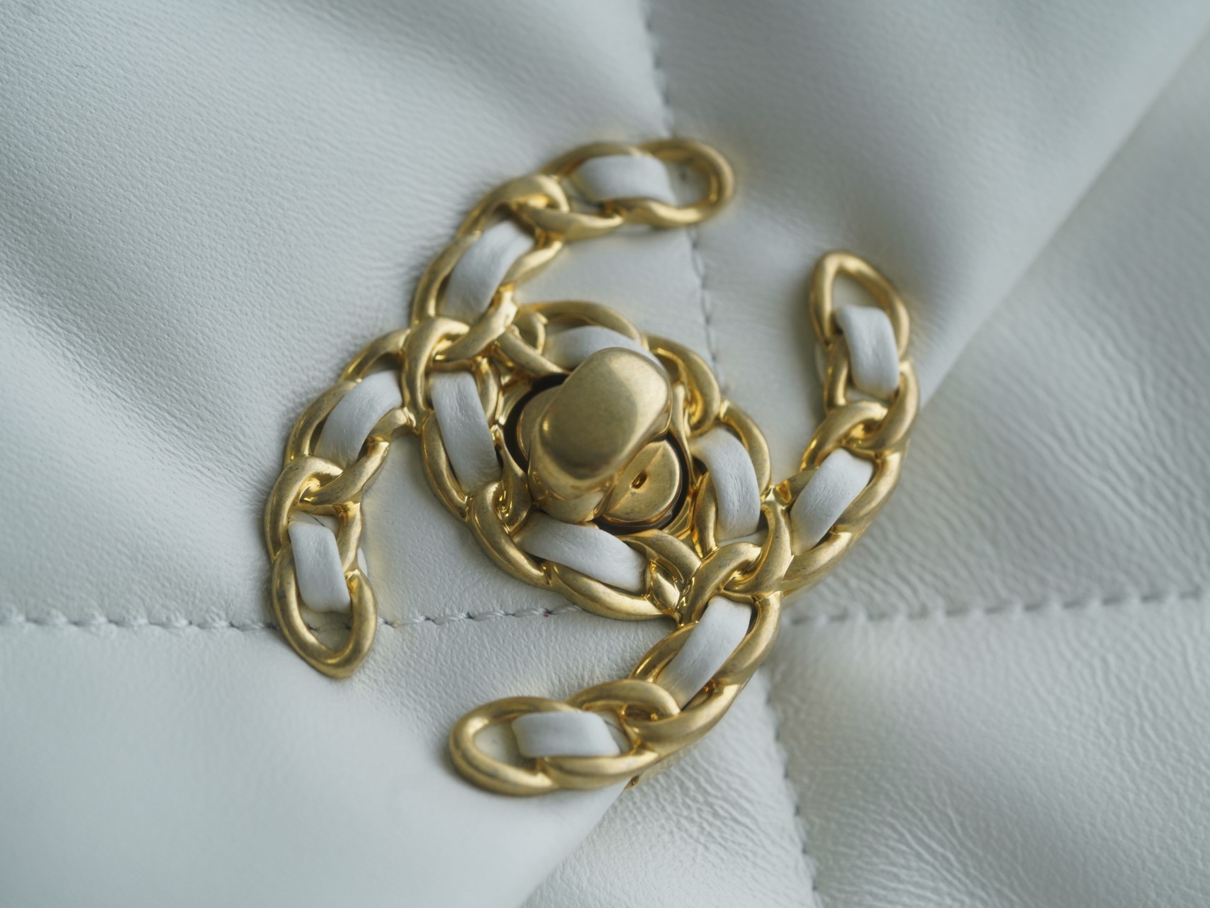 𝗖𝗛𝗔𝗡𝗘𝗟 ❶❾ 𝗕𝗔𝗚 Original Lambskin Series ❥ Genuine Leather ❥ Small ❥ Fairy White 💭