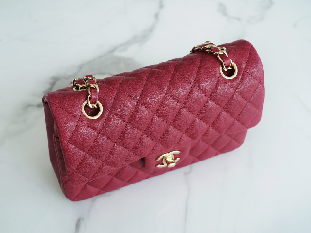 𝐂𝐇𝐀𝐍𝐄𝐋 Classic Flap washed cowhide is made from the most delicate newborn calves washed fetal cow small Bordeaux wine red