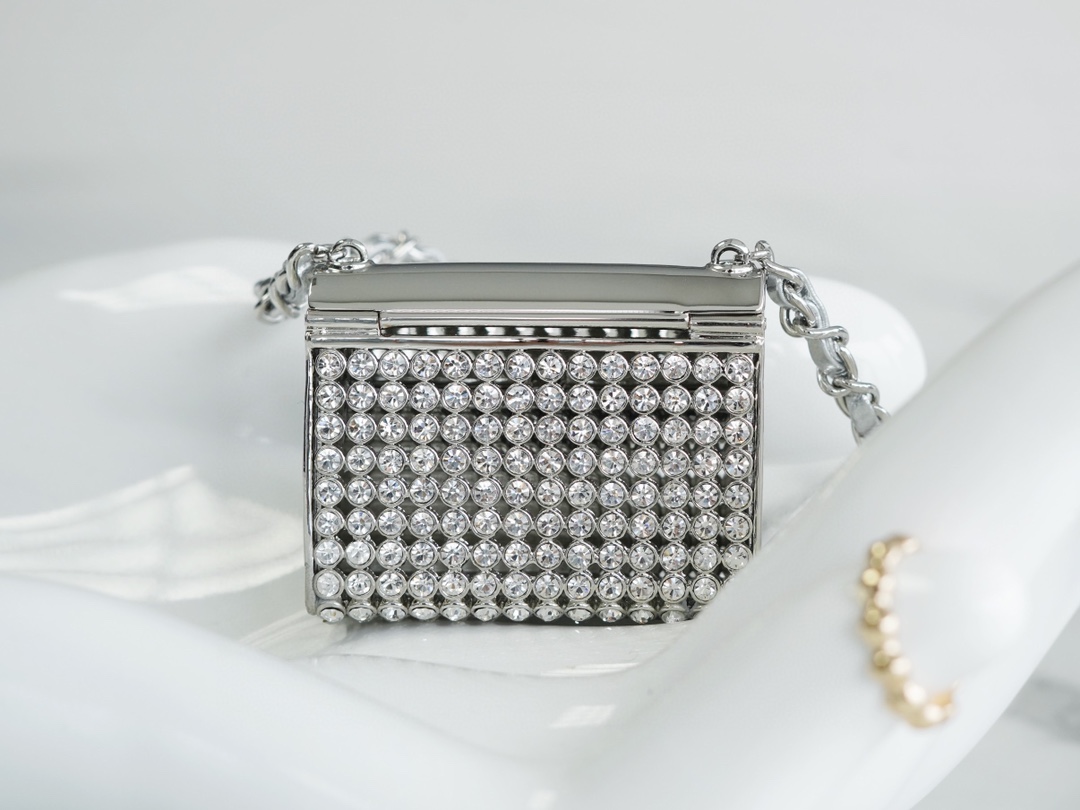 𝗖𝗛𝗔𝗘𝗡𝗟✦ Flowing rhinestone 𝟮𝟮𝗣 rhinestone metal necklace bag