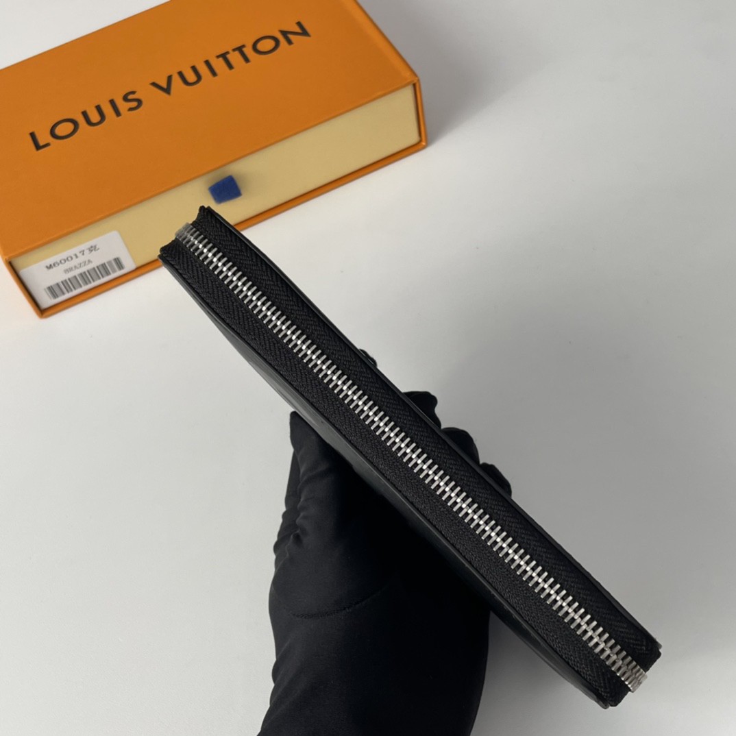 LV   M60017  black