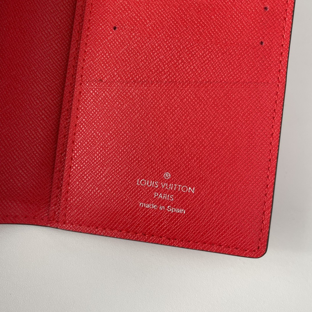 LV  M66540  RED
