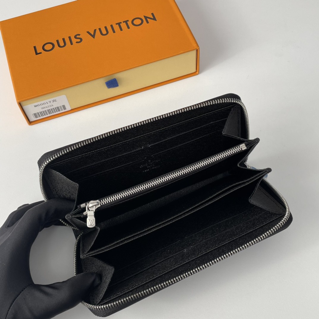 LV   M60017  black