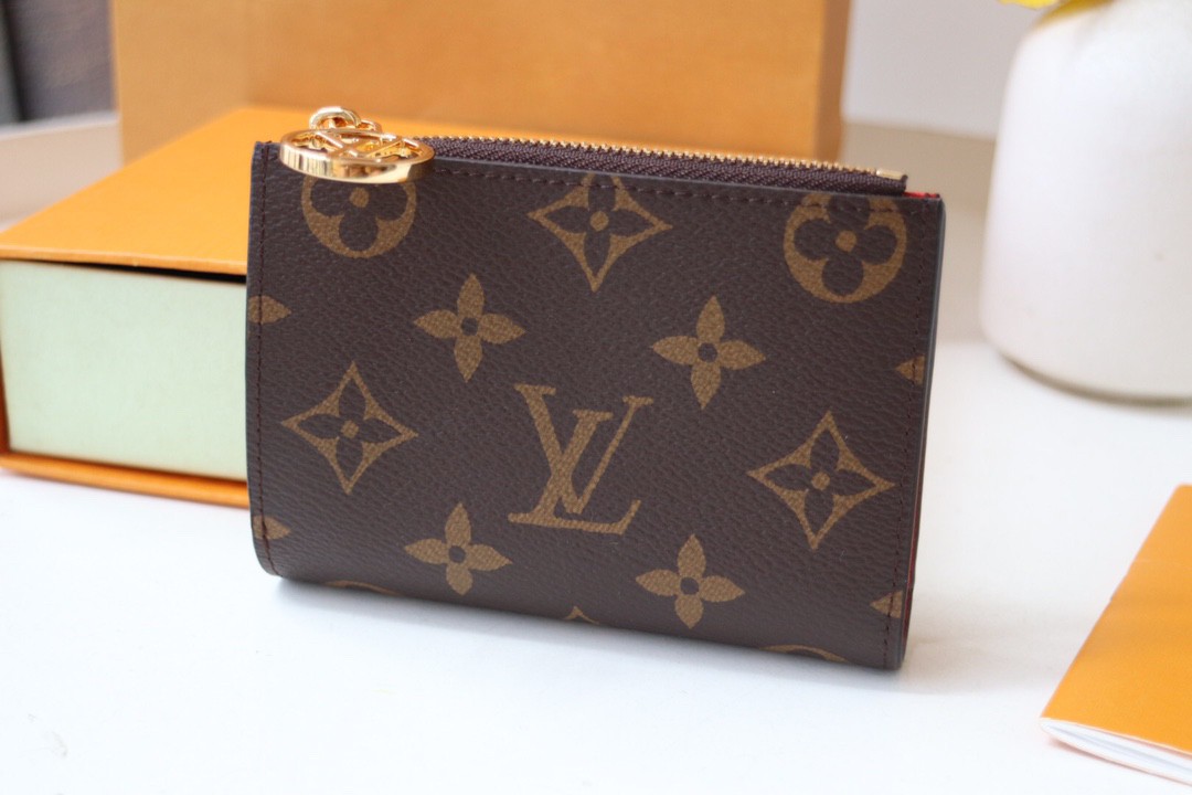 LV  M82415   red