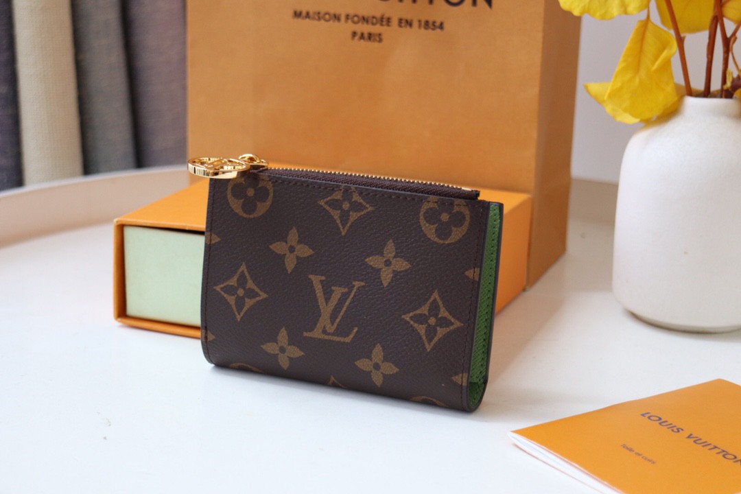 LV   M82415  Green