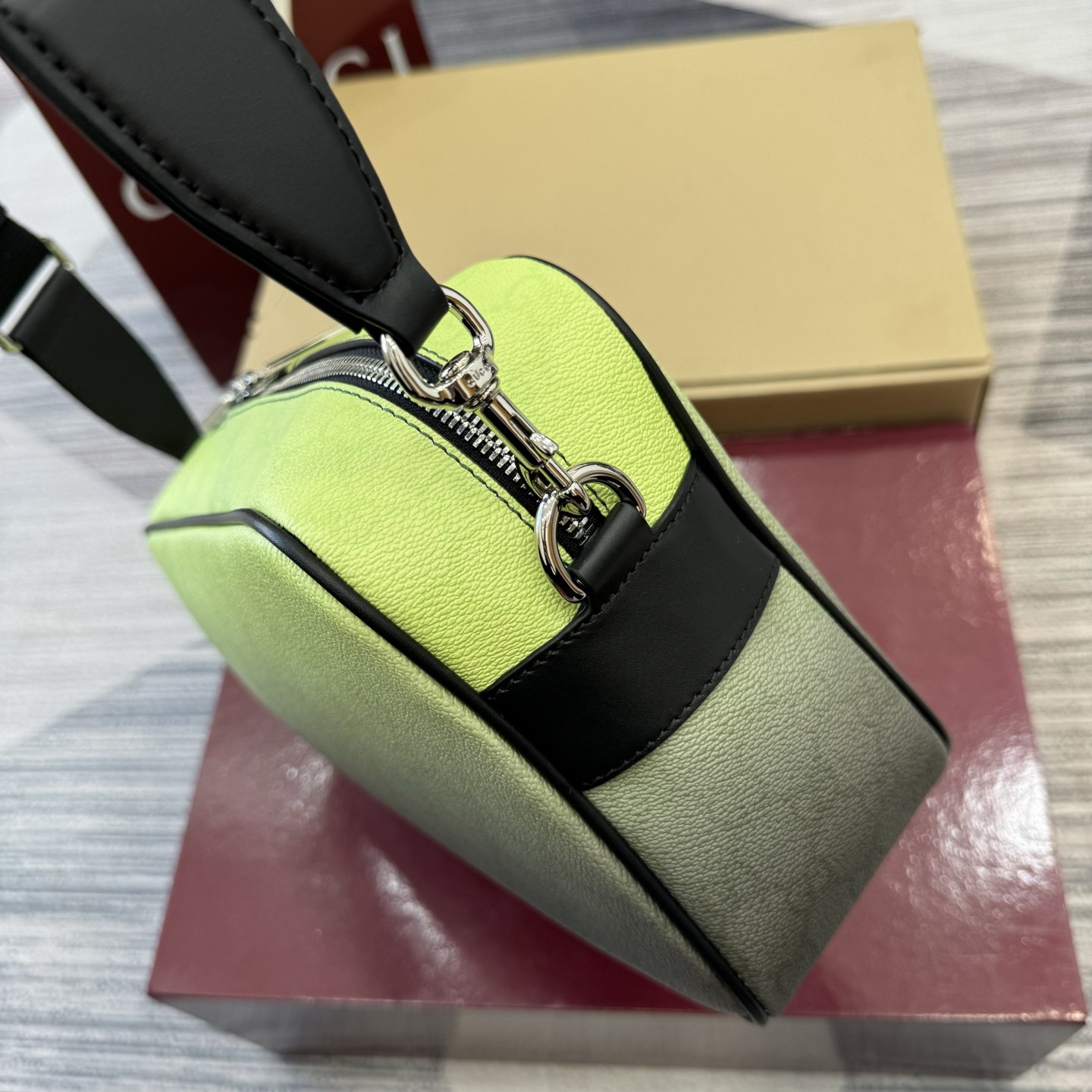 GG   size 28.5*18*7.5cm