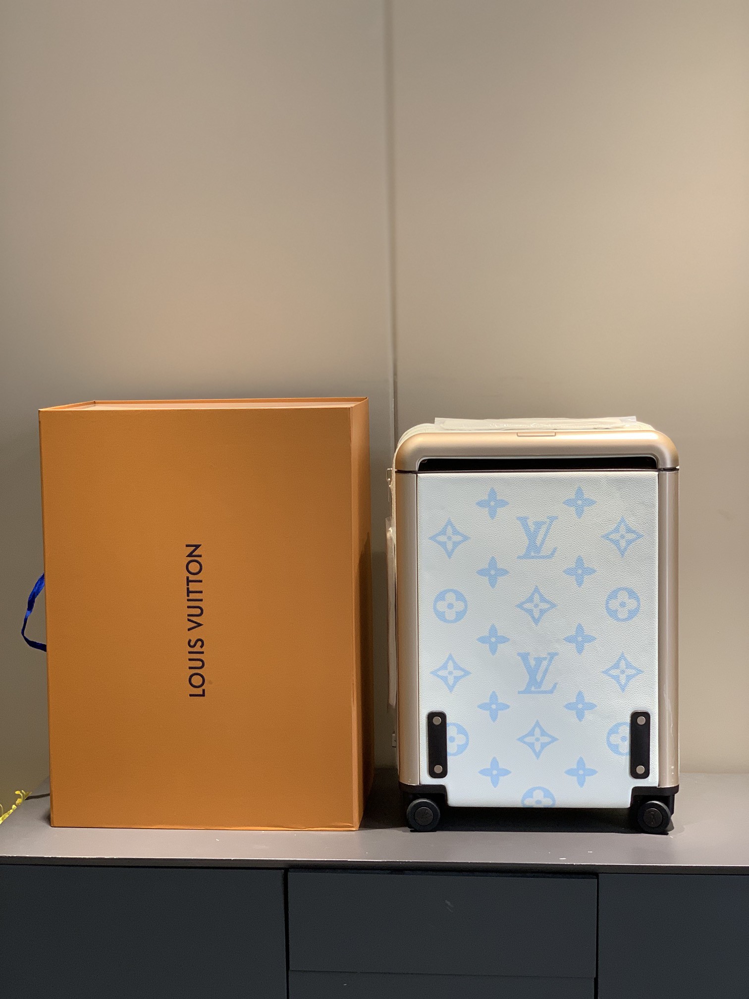 LV  suitcase  size 38*55*21cm