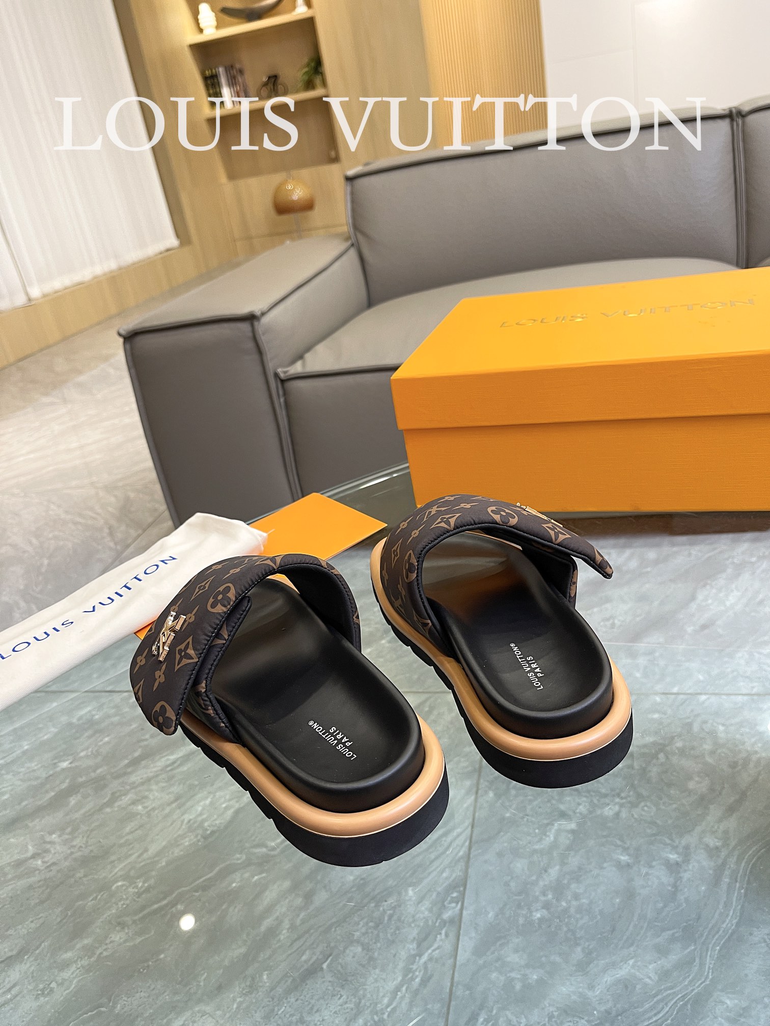 Louis Vuitton 2023 couple models embossed print