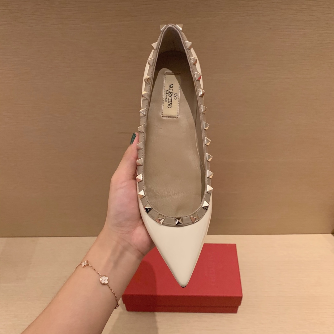 【Valentino】𝟐𝟎𝟐𝟏/𝐒𝐒 𝐧𝐞𝐰 Valentino studded flat shoes top version OEM level exclusive models