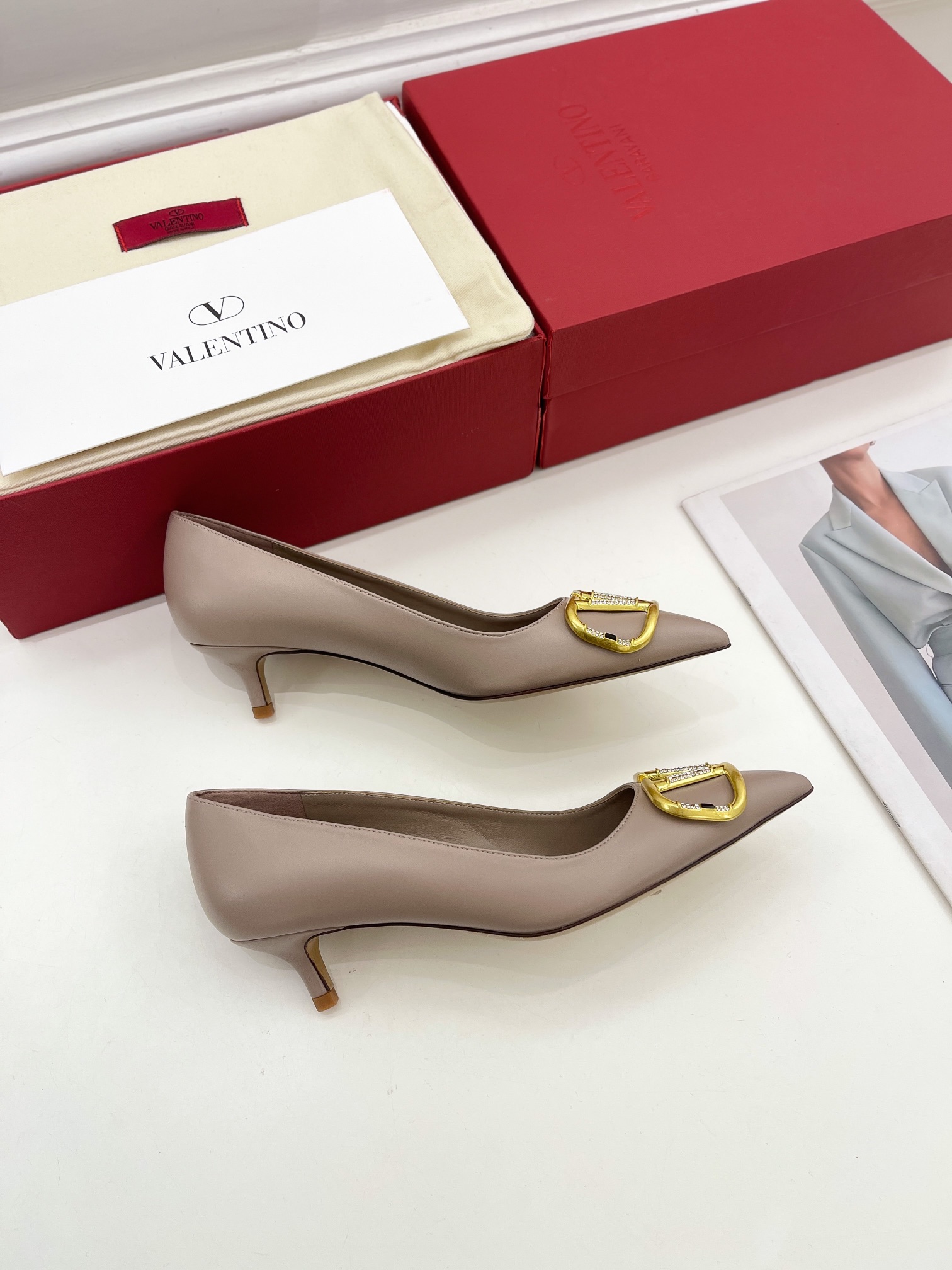 【Valentino】𝟐𝟎𝟐𝟏/𝐒𝐒 𝐧𝐞𝐰 Valentino 2022 spring and summer new large V diamond buckle high heels on the new
