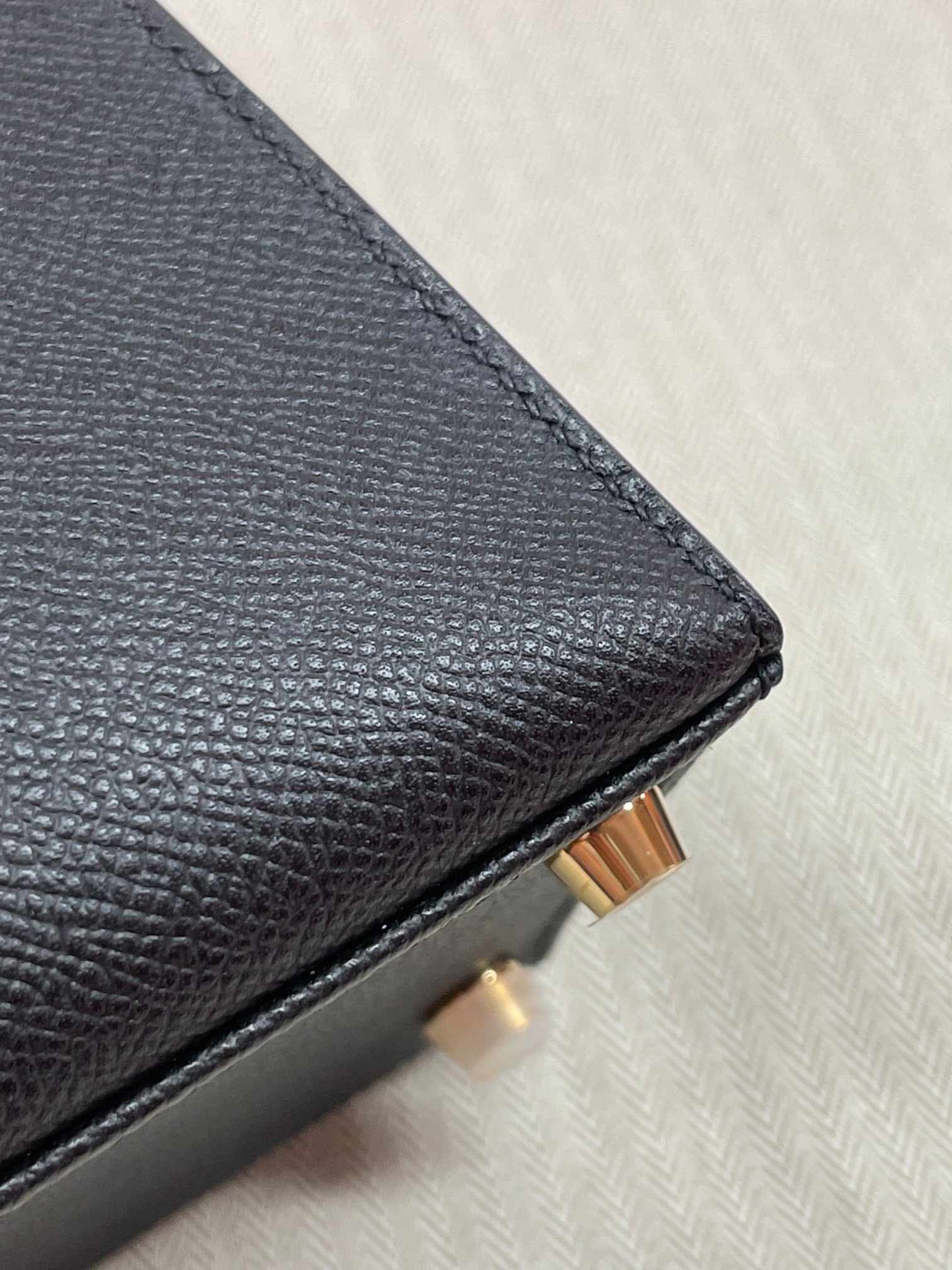 Kelly28 black epsom leather gold buckle