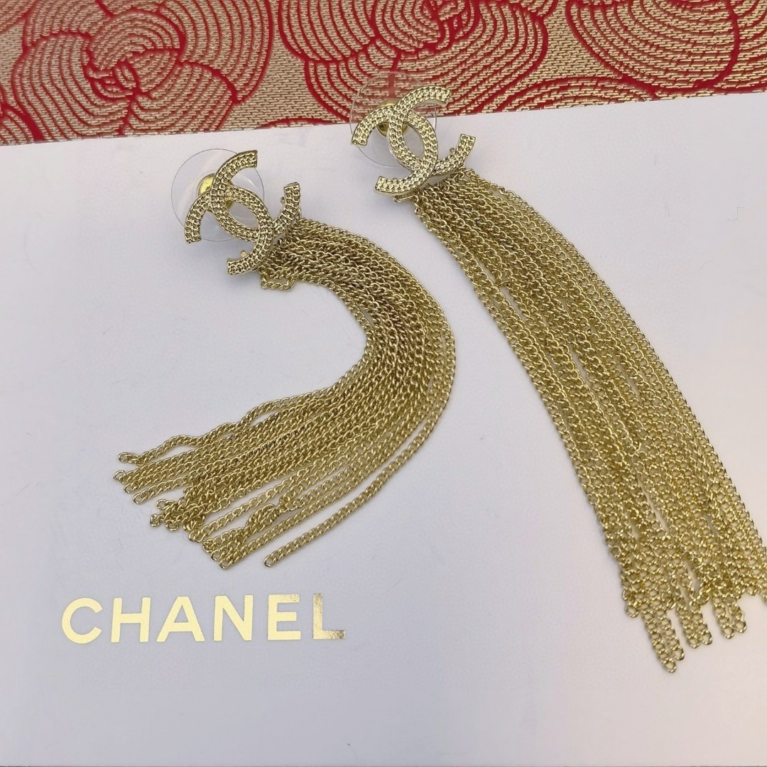 CHANEL🇫🇷Xiaoxiang carved tassel chain letter pearl earrings earrings