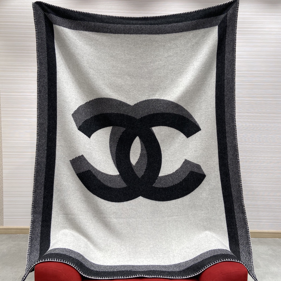 𝐂𝐡𝐚𝐧𝐞𝐥 [Black and gray - blanket]