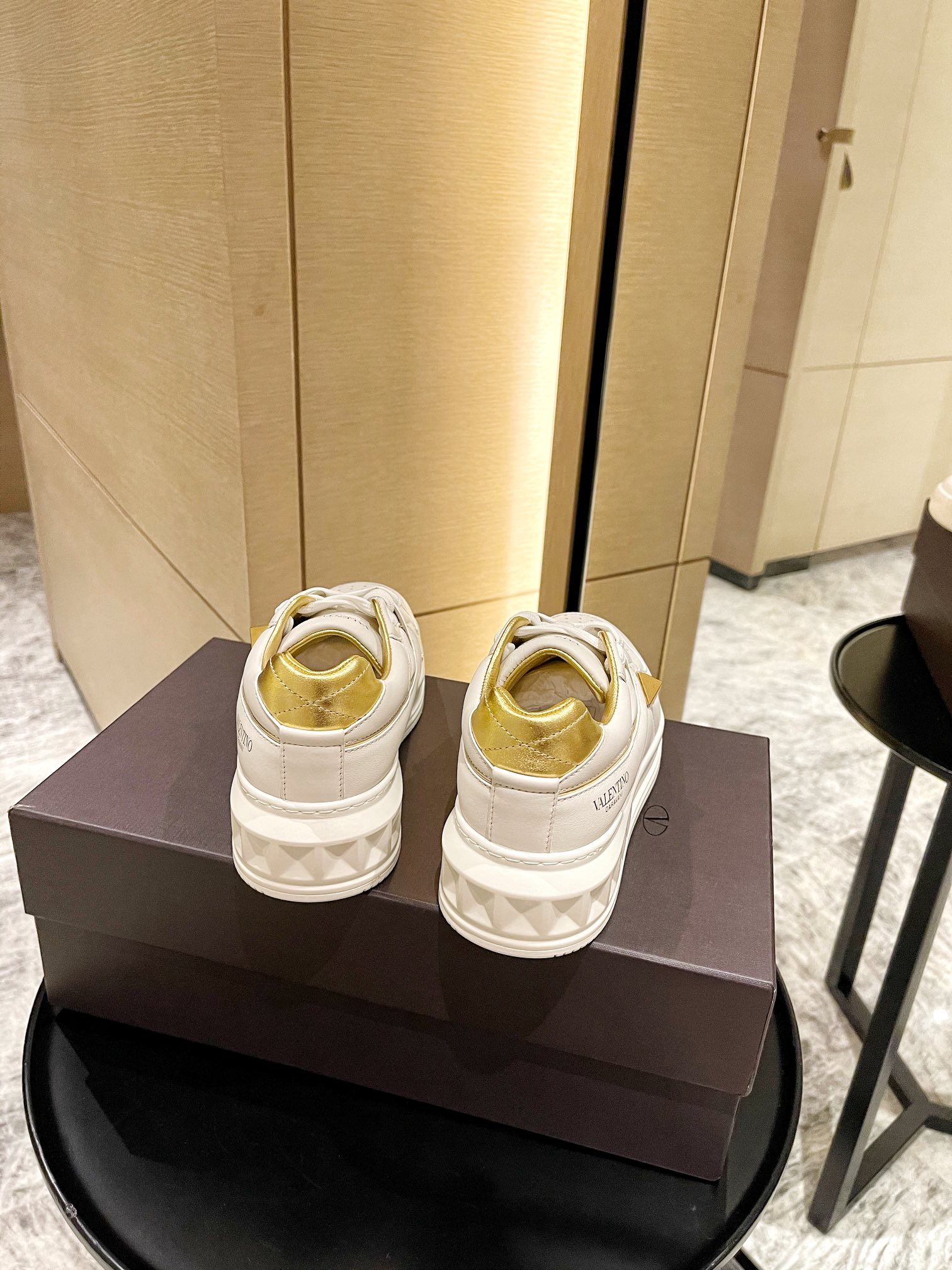 【Valentino】𝟐𝟎𝟐𝟏/𝐒𝐒 𝐧𝐞𝐰 Valentino 2021 fall and winter new one stud sneakers couples on the new