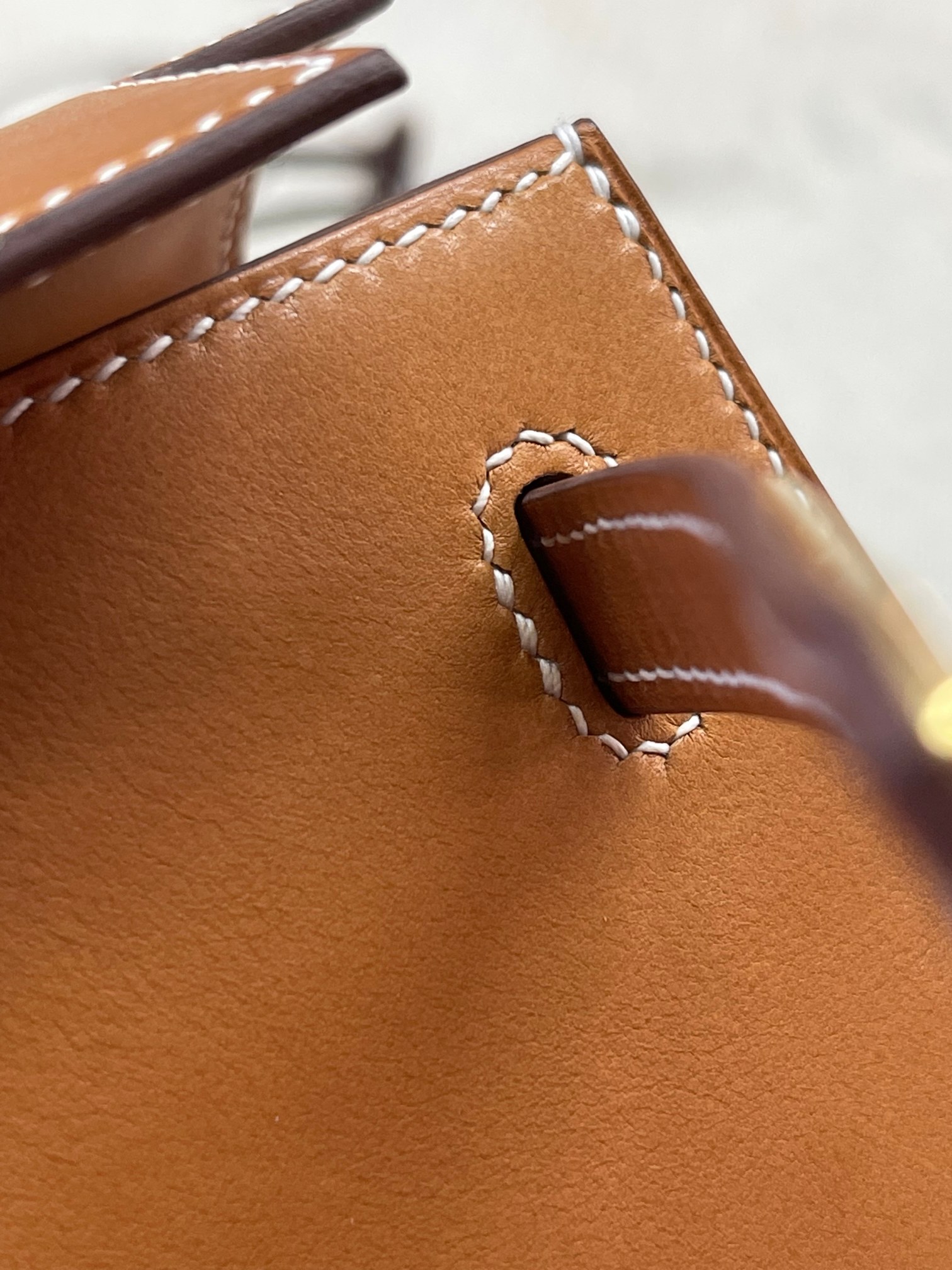 Kelly25 Golden Brown Saddle Leather Gold Buckle Outseam