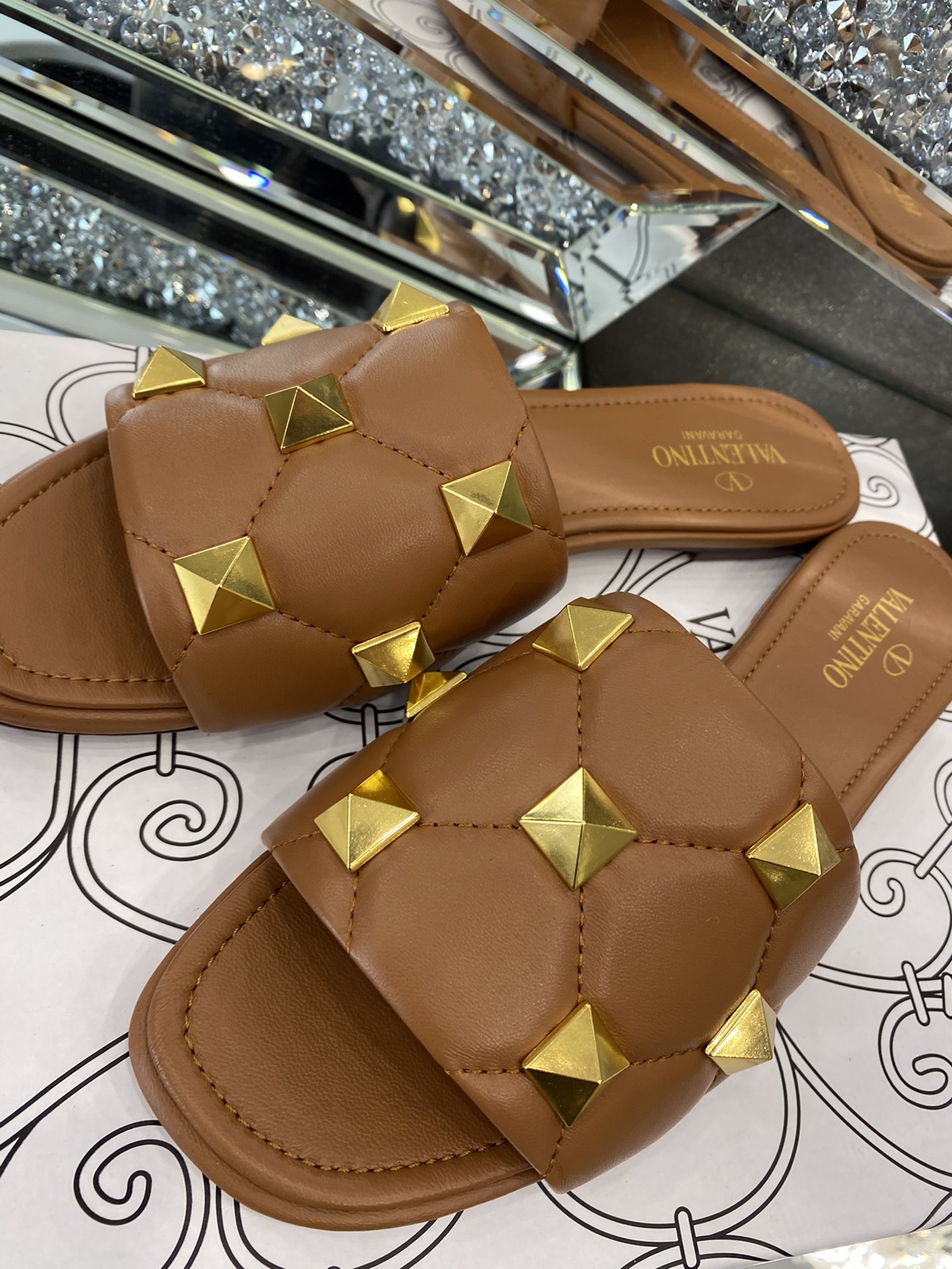 【Valentino】𝟐𝟎𝟐𝟏/𝐒𝐒 𝐧𝐞𝐰 The latest counter series, perfect details, very bright show series launched