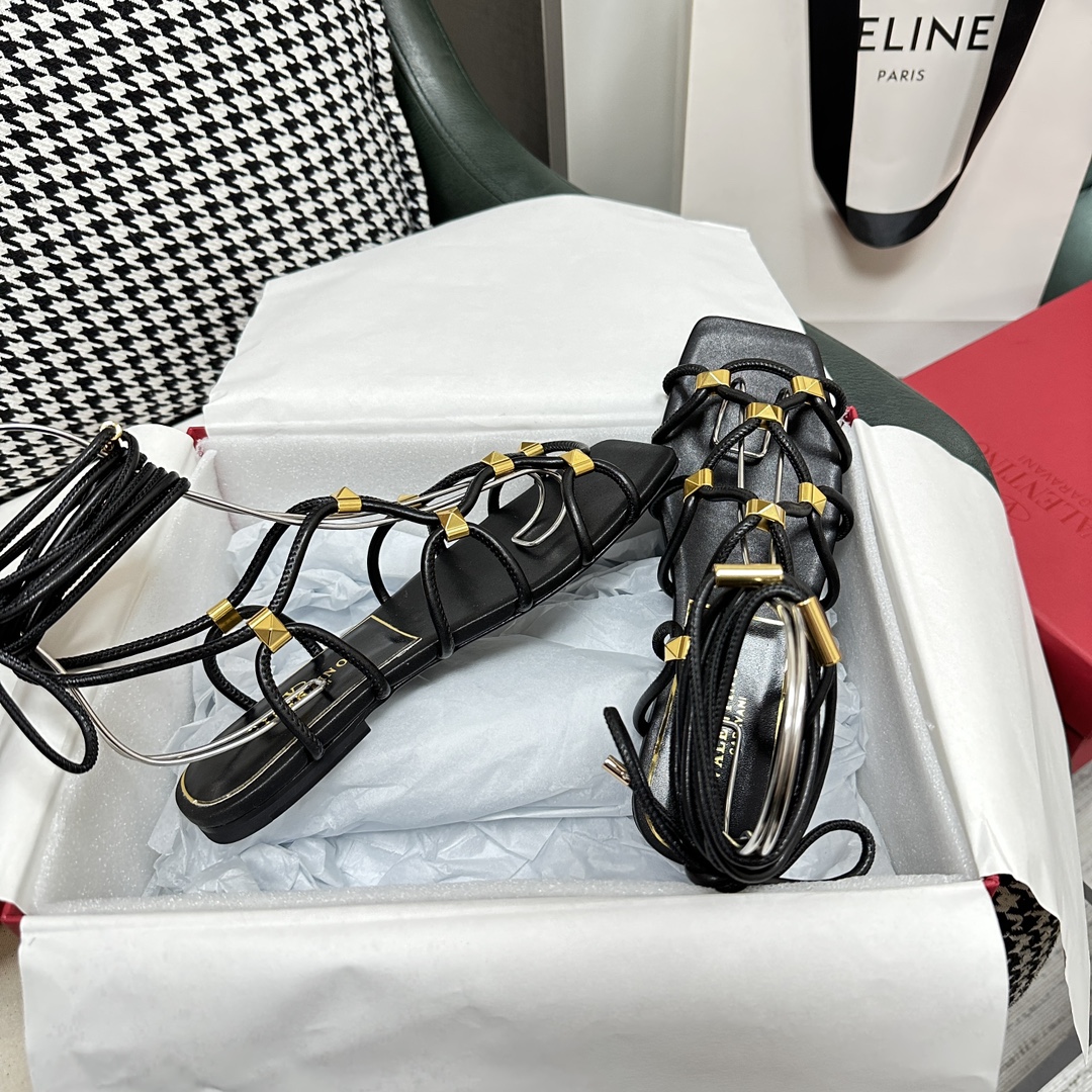 【Valentino】𝟐𝟎𝟐𝟏/𝐒𝐒 𝐧𝐞𝐰  Valentino's newest collection of Roman sandals with Italian printed leather soles