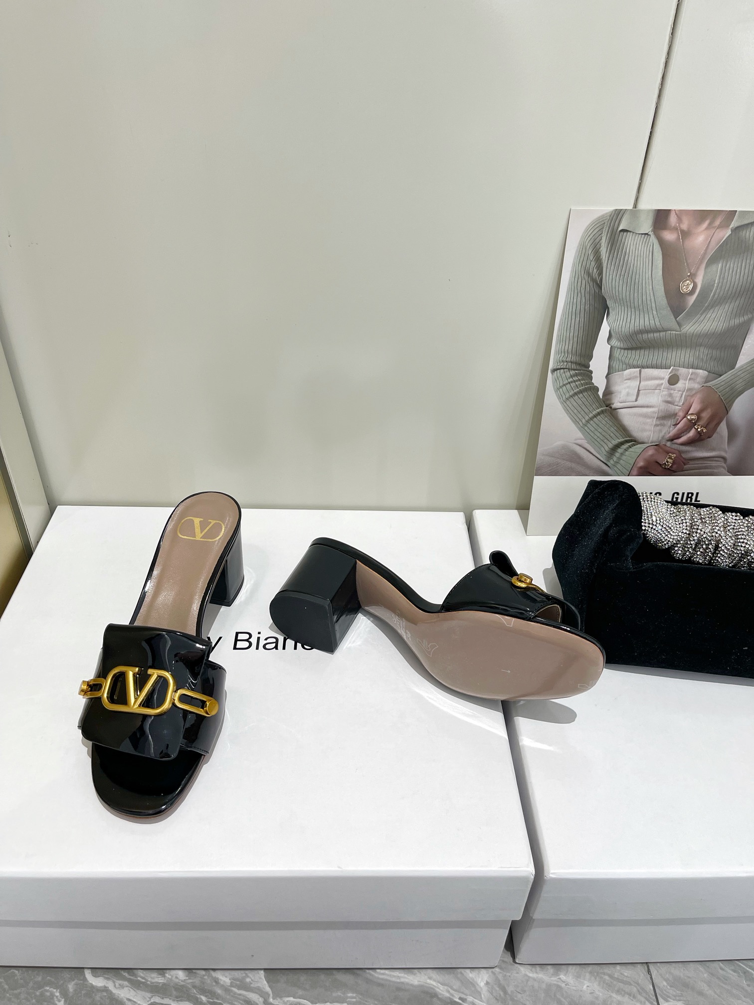 【Valentino】𝟐𝟎𝟐𝟏/𝐒𝐒 𝐧𝐞𝐰  Valentino 2022 / fw spring and summer new women's slippers