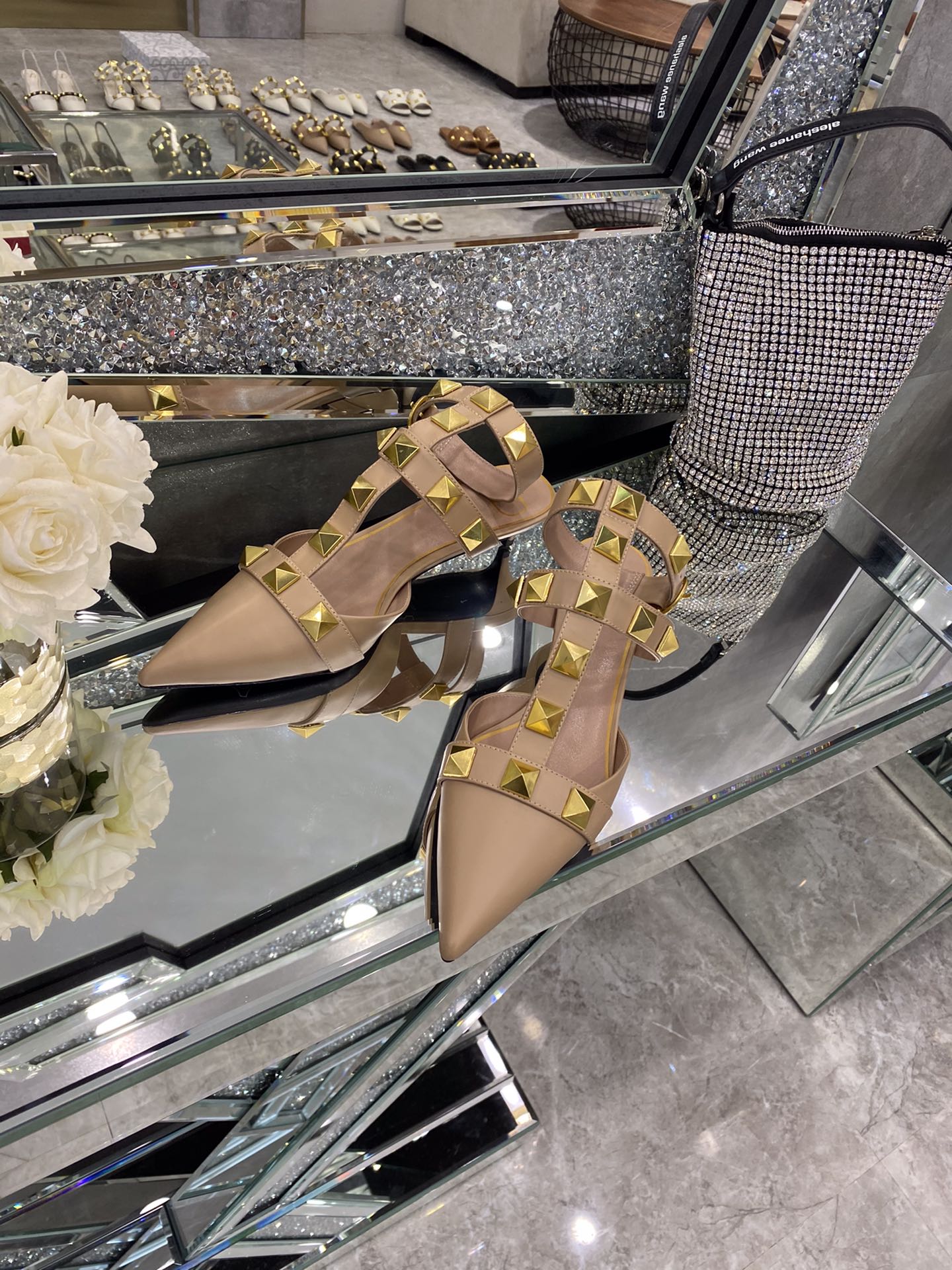 【Valentino】𝟐𝟎𝟐𝟏/𝐒𝐒 𝐧𝐞𝐰 Valentino studded sandals counter the latest series of very bright show series launched