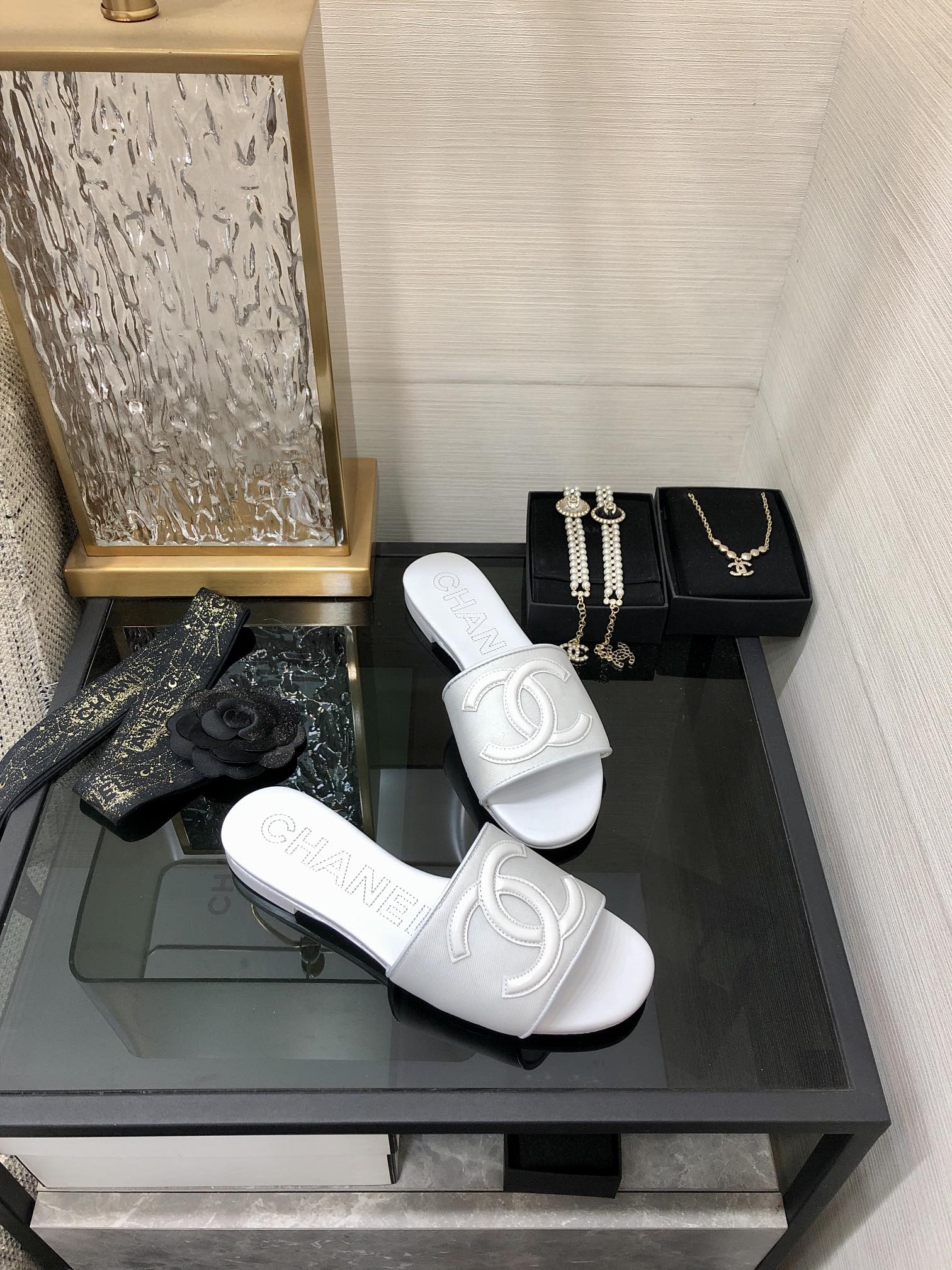 CHANEL 2023 spring and summer latest electric embroidery honey slippers Imported leather outsole