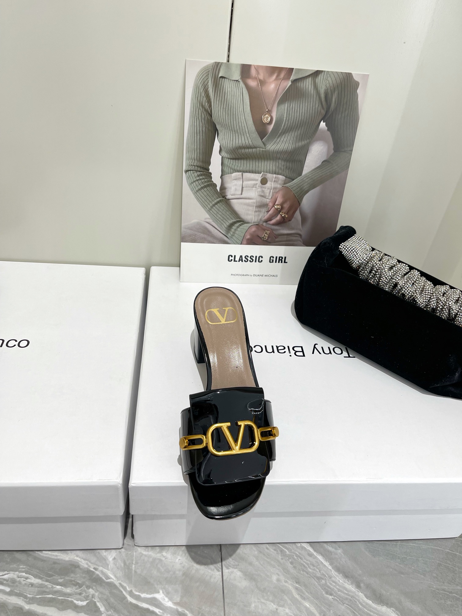 【Valentino】𝟐𝟎𝟐𝟏/𝐒𝐒 𝐧𝐞𝐰  Valentino 2022 / fw spring and summer new women's slippers