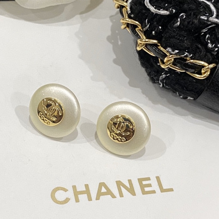 CHANEL🇫🇷Xiaoxiang Swarovski Alphabet Round Pearl Earrings
