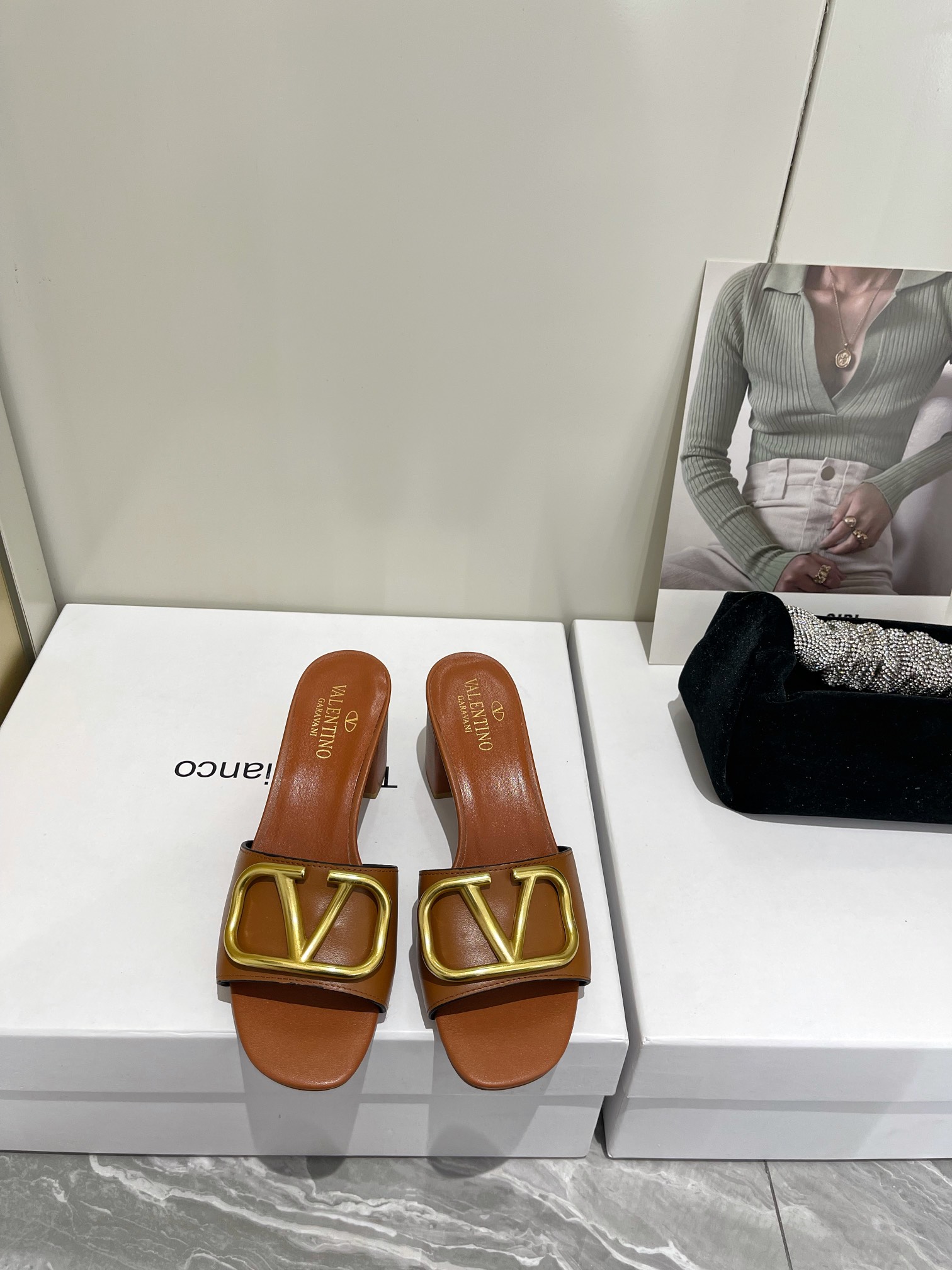 【Valentino】𝟐𝟎𝟐𝟏/𝐒𝐒 𝐧𝐞𝐰  Valentino 2022 / fw spring and summer new women's slippers
