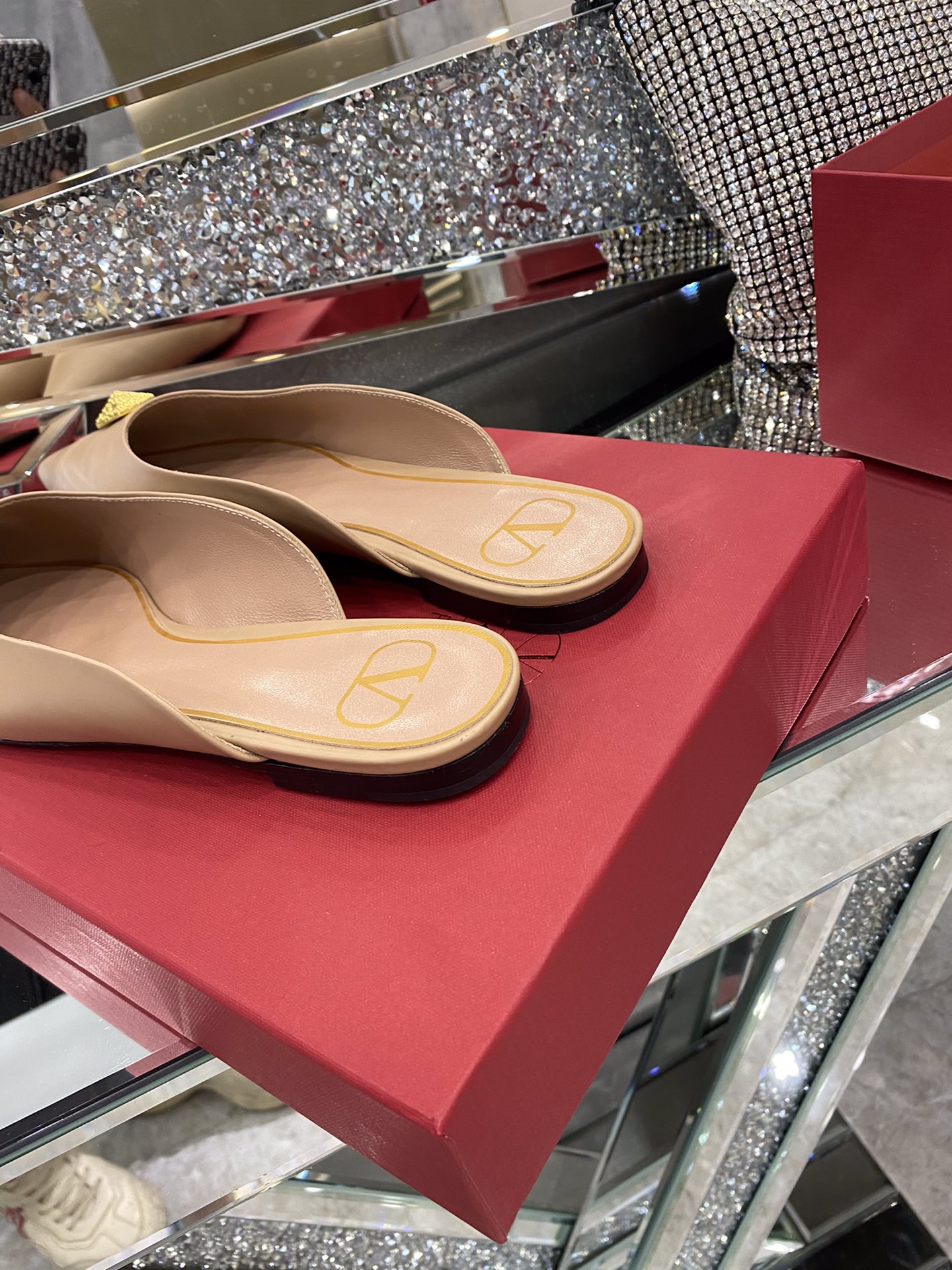 【Valentino】𝟐𝟎𝟐𝟏/𝐒𝐒 𝐧𝐞𝐰 The latest series of counter perfect details original matte open edge bead leather