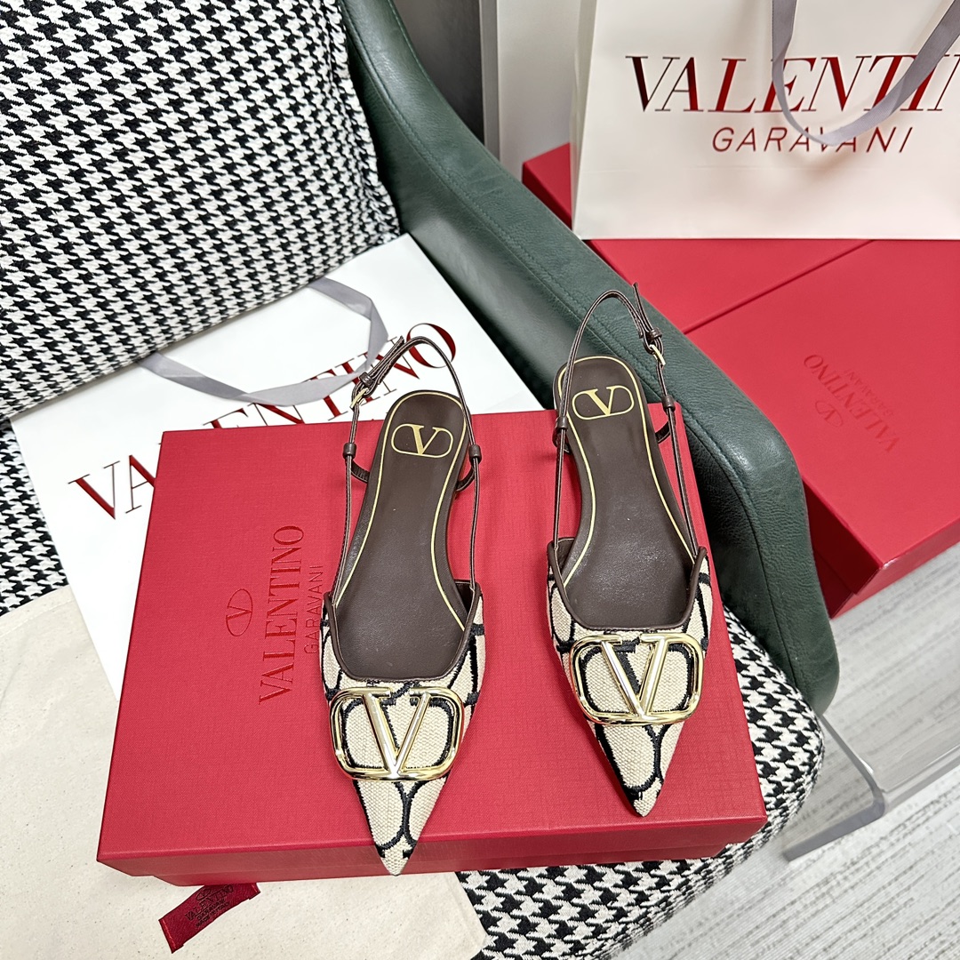 【Valentino】𝟐𝟎𝟐𝟏/𝐒𝐒 𝐧𝐞𝐰  Valentino's newest collection of Roman sandals with Italian printed leather soles