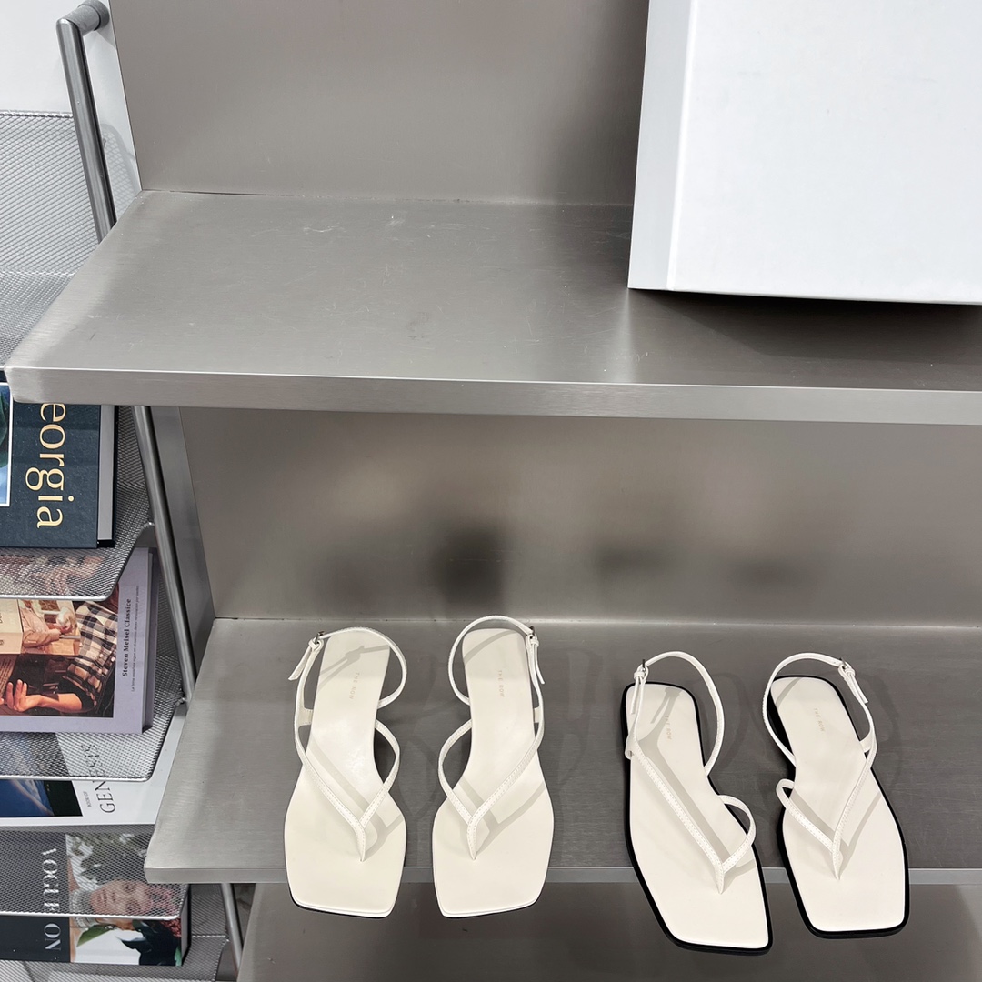 𝐓𝐇𝐄 𝐑𝐎𝐖｜𝟐𝟎𝟐𝟐/𝐒𝐒 𝐧𝐞𝐰 New The row 2022/fw Retro Minimalist Sandals