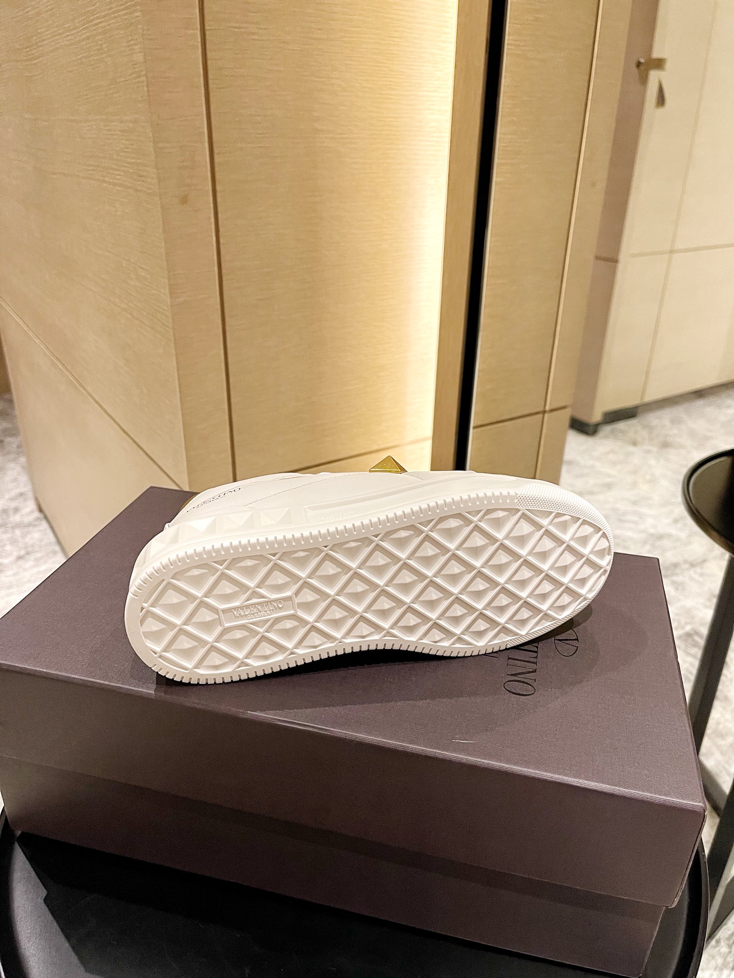 【Valentino】𝟐𝟎𝟐𝟏/𝐒𝐒 𝐧𝐞𝐰 Valentino 2021 fall and winter new one stud sneakers couples on the new