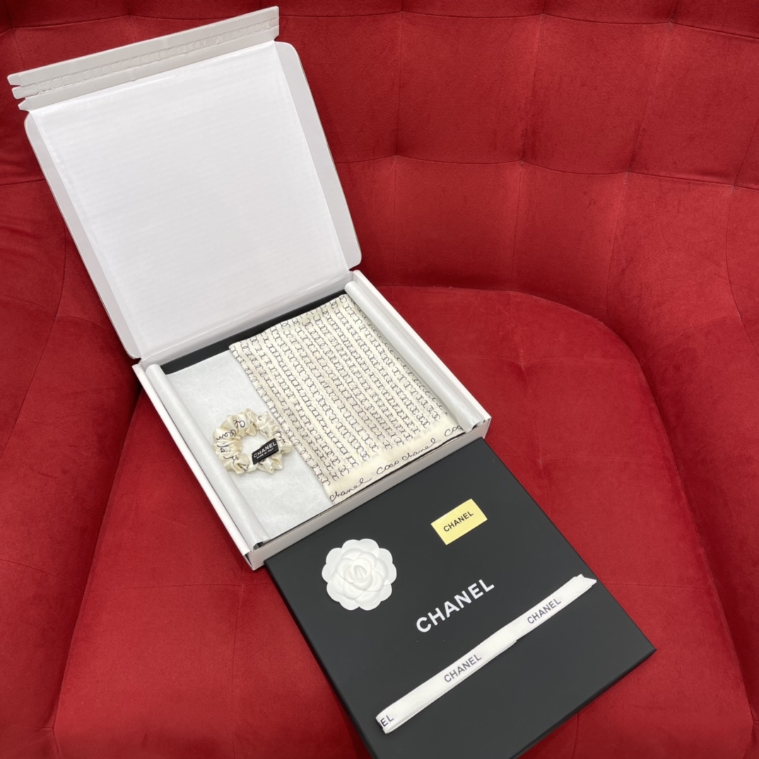 𝐂𝐡𝐚𝐧𝐞𝐥 Combination of square scarf ➕ hair band