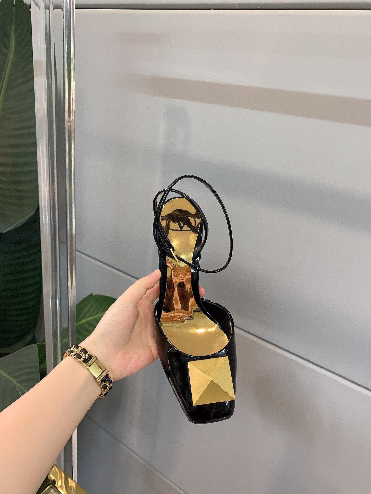 【Valentino】𝟐𝟎𝟐𝟏/𝐒𝐒 𝐧𝐞𝐰 VALENTINO 2022ss spring-summer new big studded high heelss still the classic studded collection