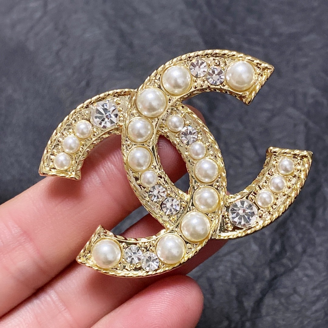 CHANEL🇫🇷Chanel diamond and pearl with Chanel brooch