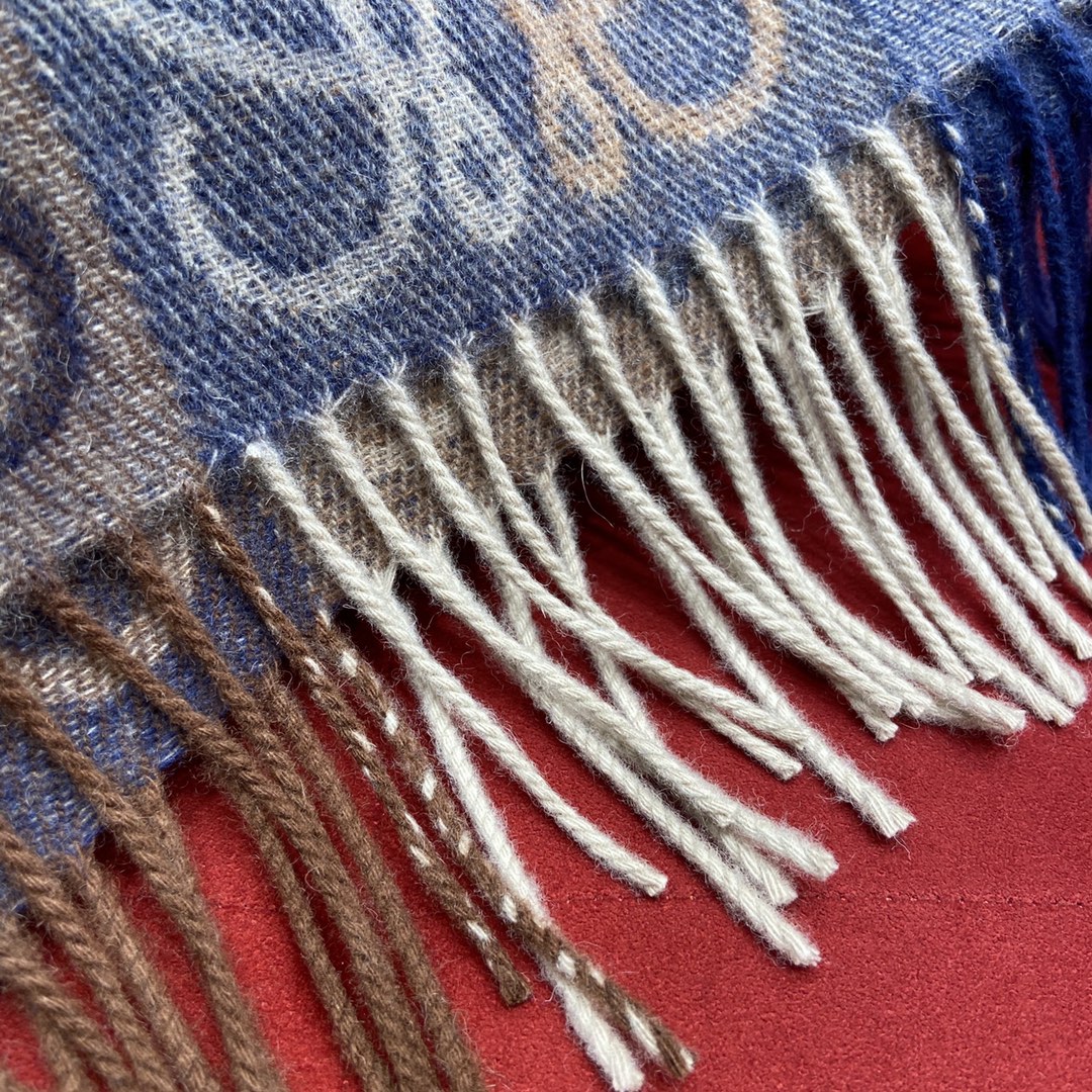 𝐋𝐎𝐄𝐖𝐄 Two-tone checkerboard scarf 90% wool 10% cashmere