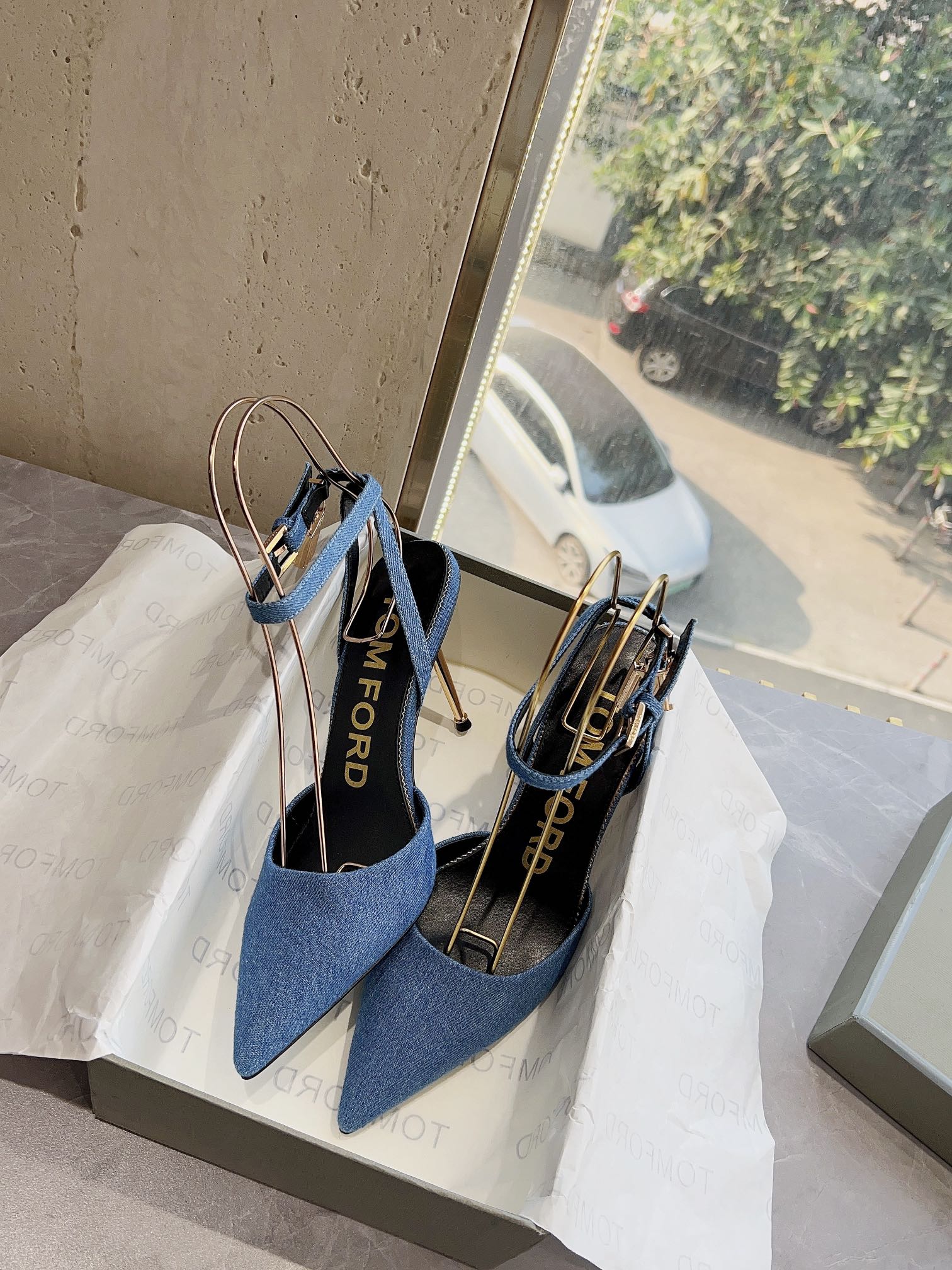 𝐓𝐎𝐌𝐅𝐎𝐑𝐃｜𝟐𝟎𝟐𝟑𝐒𝐒/𝐧𝐞𝐰  Dolce & Ga women's jeweled buckle jacquard raglan heels