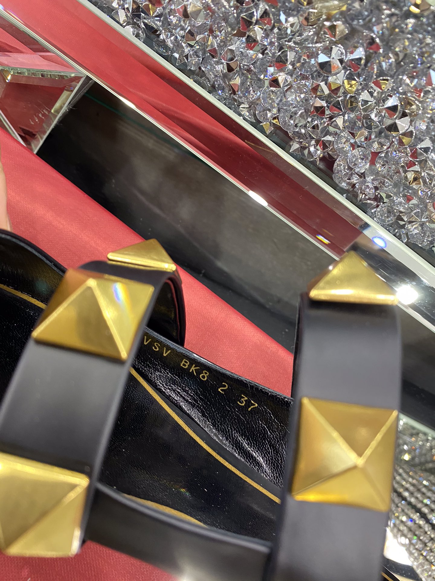 【Valentino】𝟐𝟎𝟐𝟏/𝐒𝐒 𝐧𝐞𝐰 The latest series of counter perfect details original matte open edge bead leather