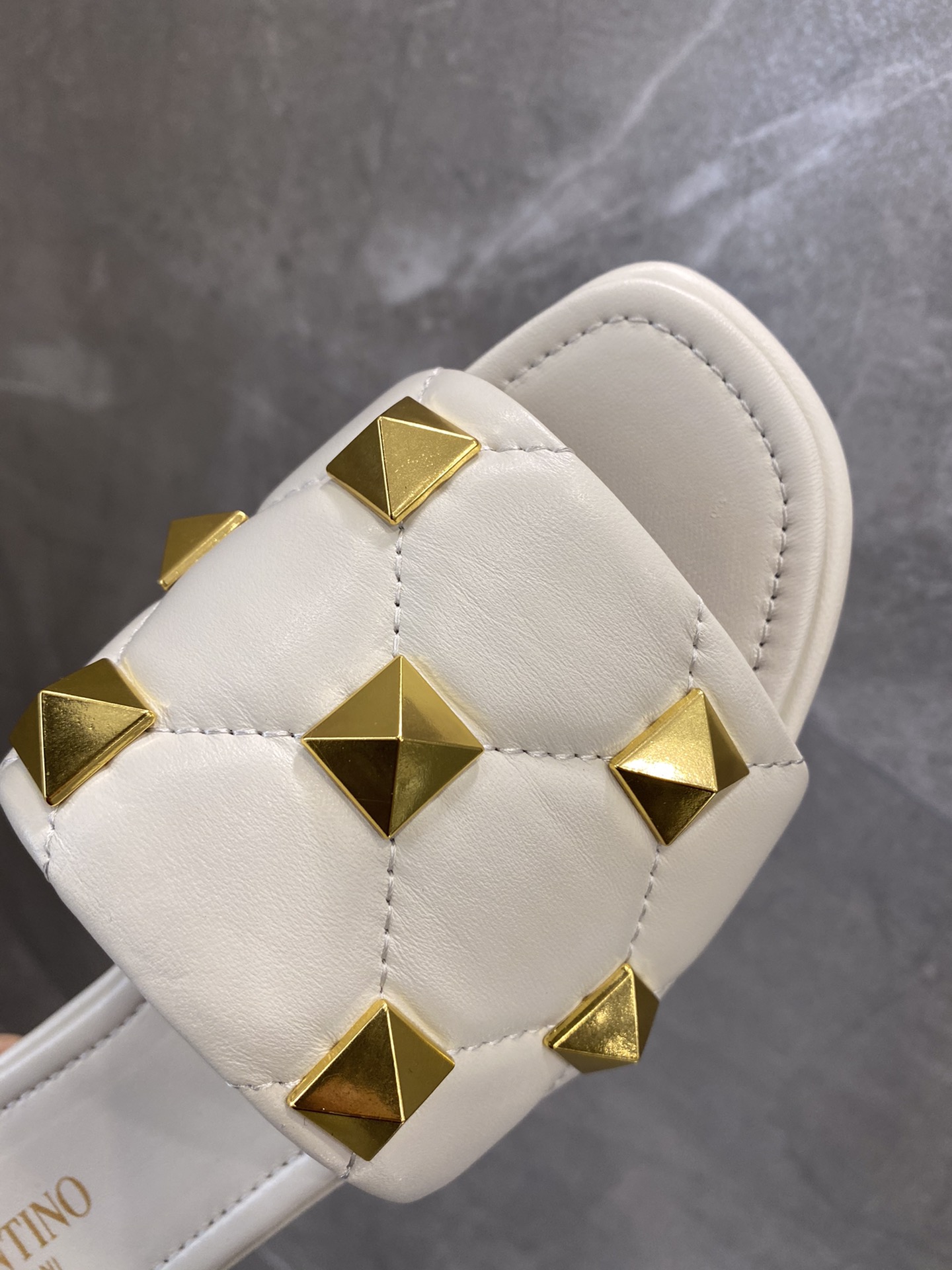 【Valentino】𝟐𝟎𝟐𝟏/𝐒𝐒 𝐧𝐞𝐰 The latest counter series, perfect details, very bright show series launched