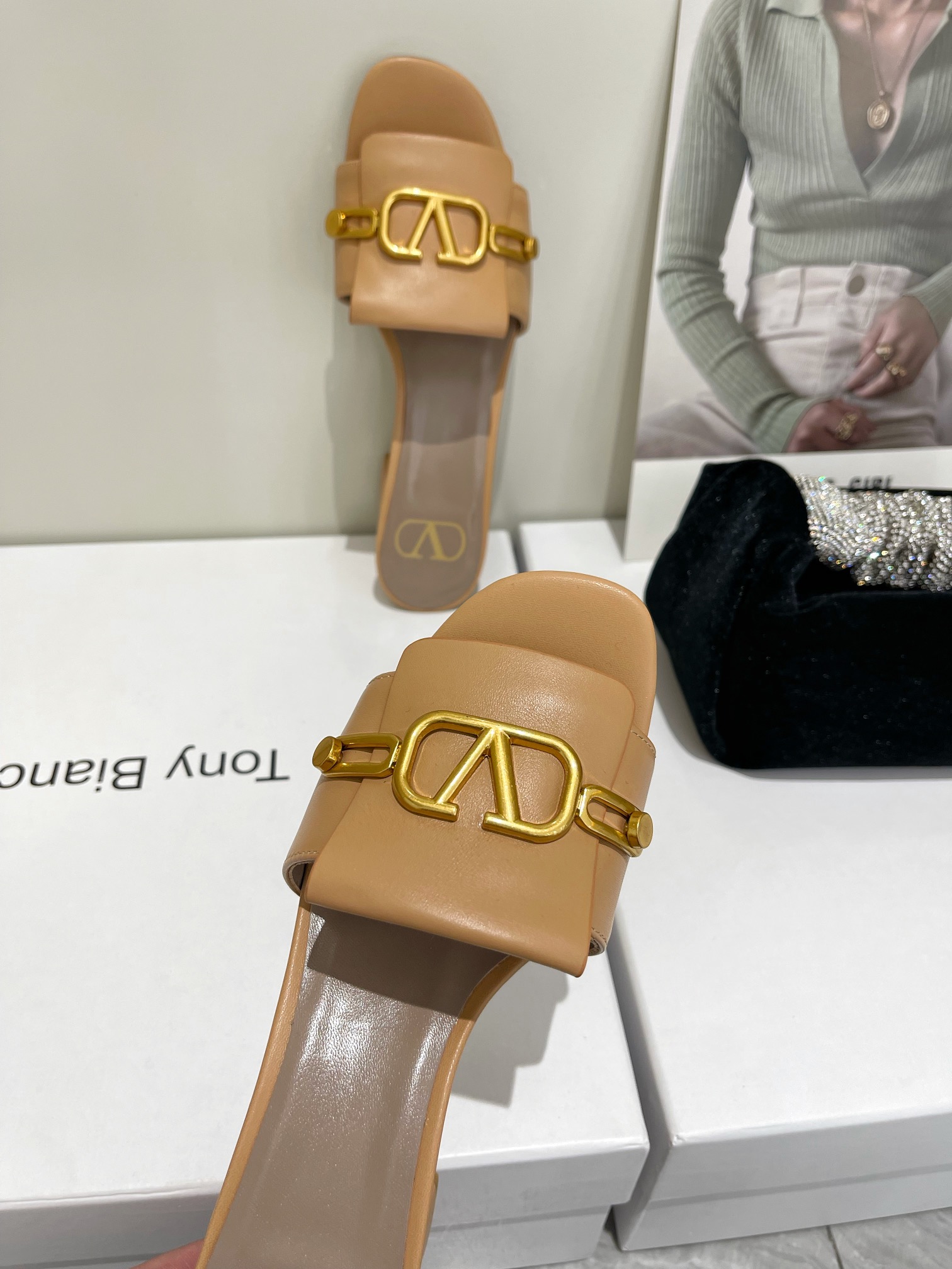 【Valentino】𝟐𝟎𝟐𝟏/𝐒𝐒 𝐧𝐞𝐰  Valentino 2022 / fw spring and summer new women's slippers