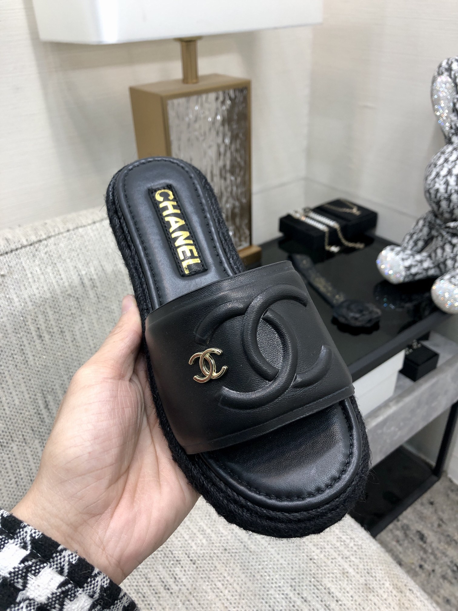 CHANEL 2023 spring and summer latest electric embroidery honey slippers Imported leather outsole