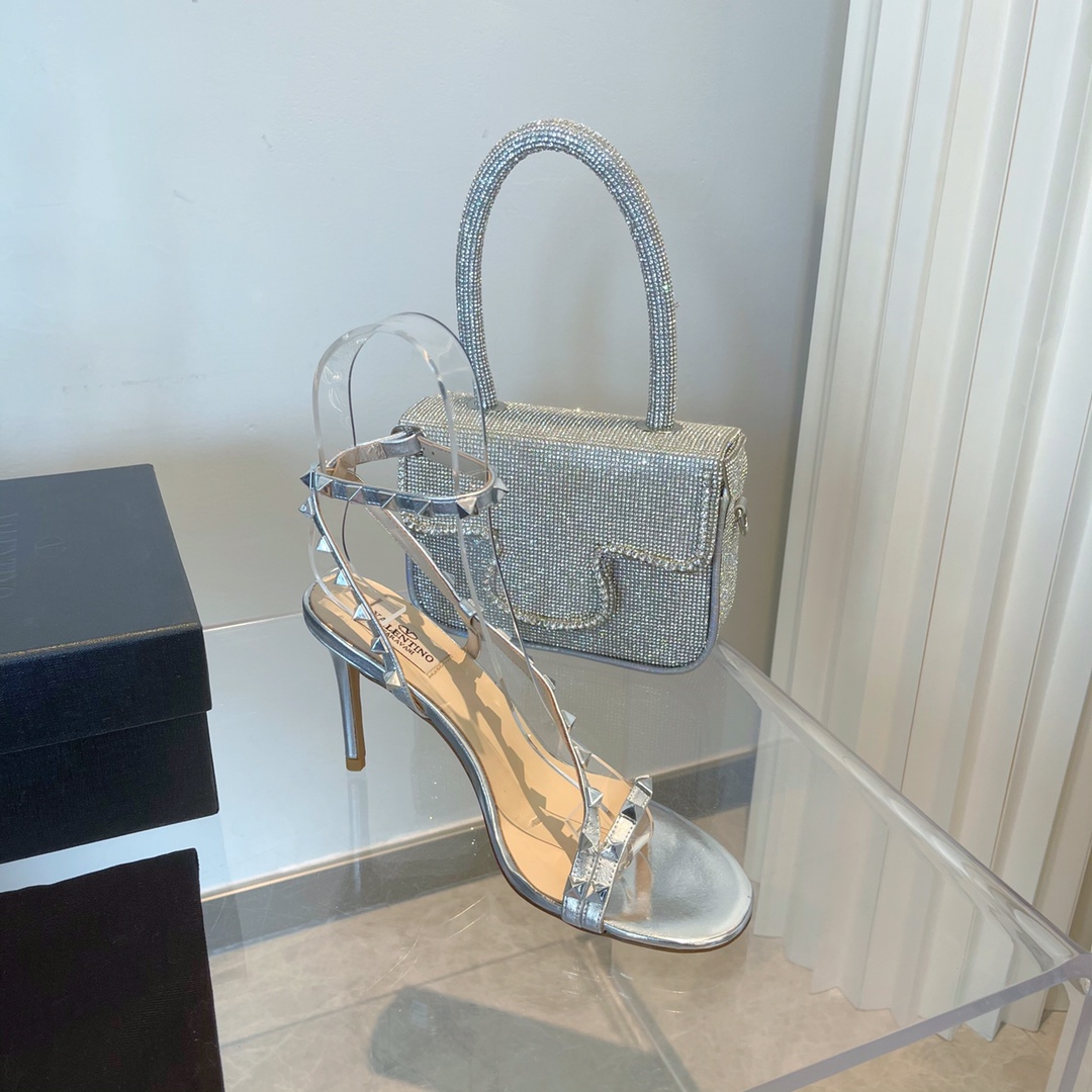 【Valentino】𝟐𝟎𝟐𝟏/𝐒𝐒 𝐧𝐞𝐰 Valentino's new Spring/Summer 2021 collection is still the classic studded collection