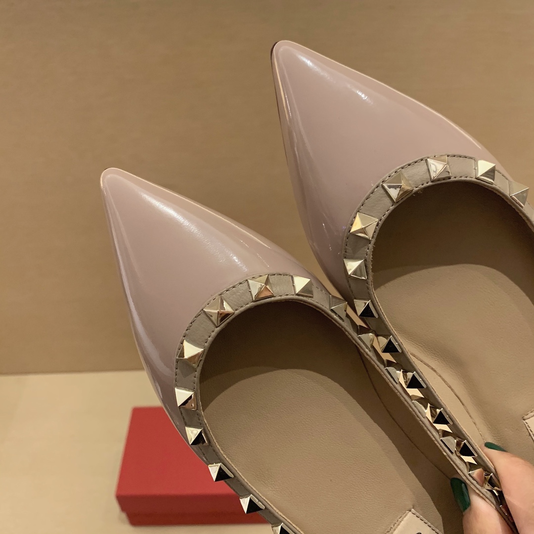 【Valentino】𝟐𝟎𝟐𝟏/𝐒𝐒 𝐧𝐞𝐰 Valentino studded flat shoes top version OEM level exclusive models