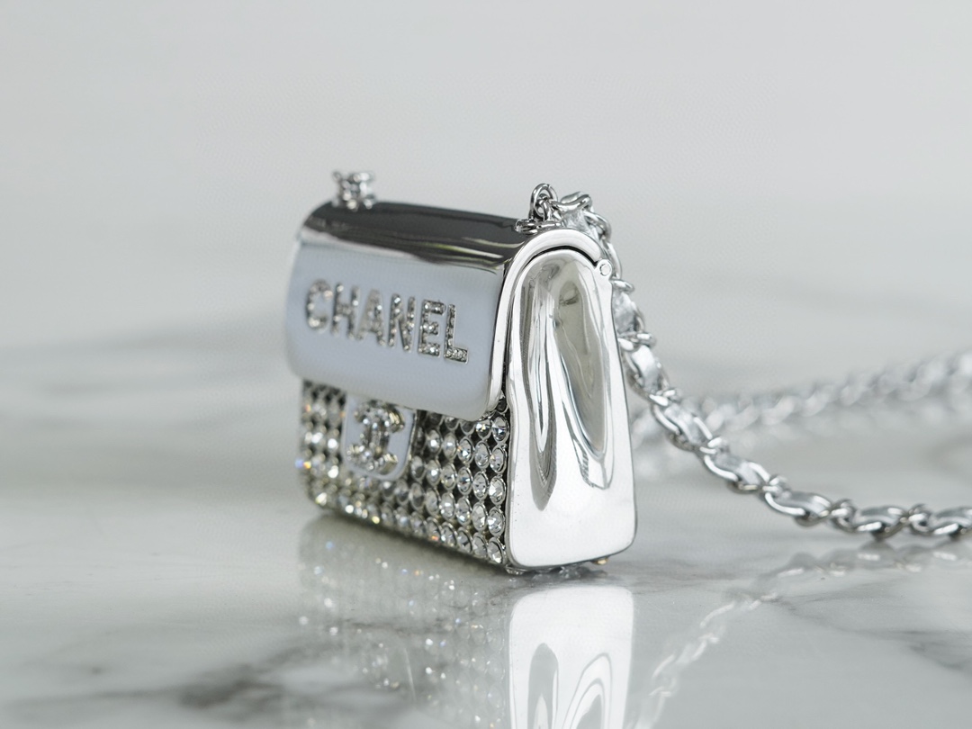 𝗖𝗛𝗔𝗘𝗡𝗟✦ Flowing rhinestone 𝟮𝟮𝗣 rhinestone metal necklace bag